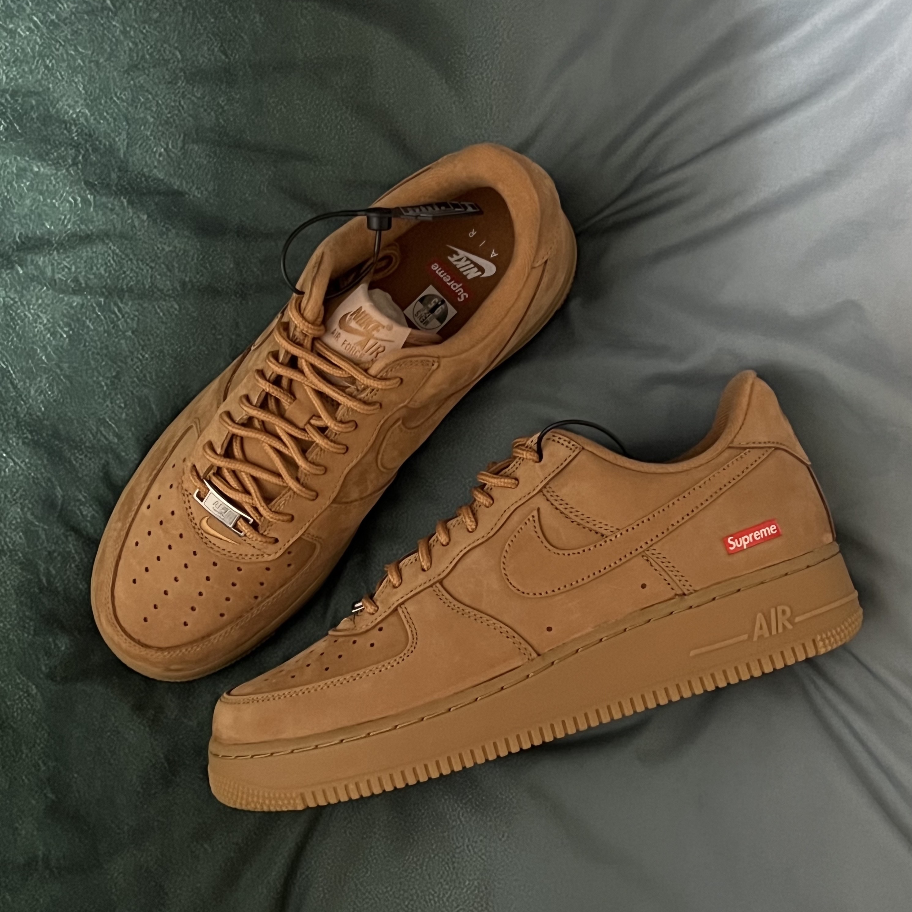 Nike x Supreme Air Force 1 Low Flax 착용 스타일 - 1