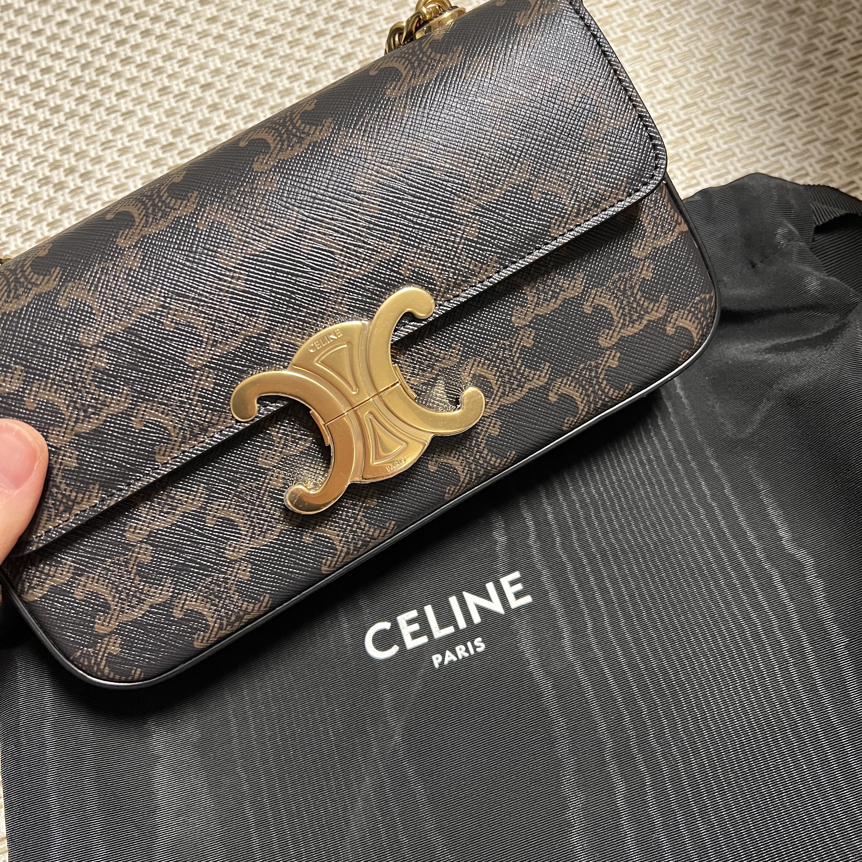 Celine Chain Shoulder Bag Triomphe in Triomphe Canvas Tan 착용 스타일