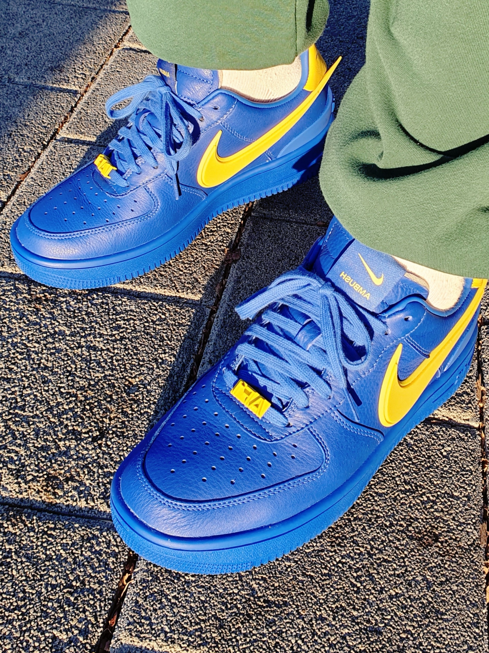 Nike x Ambush Air Force 1 Low SP Game Royal and Vivid Sulfur 착용 스타일 - 2