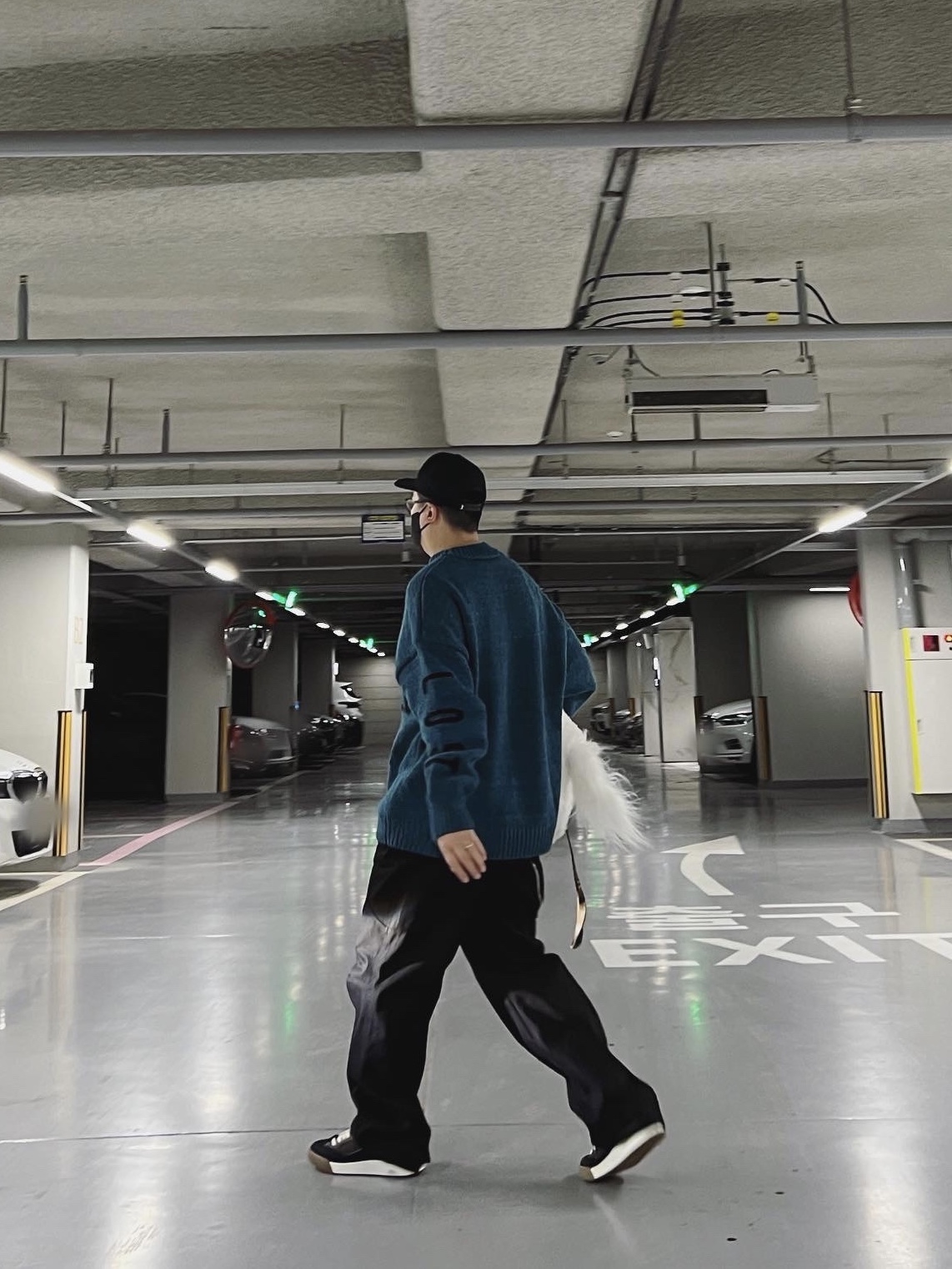Dior x Cactus Jack B713 Sneakers Mocha Black 착용 스타일 - 1