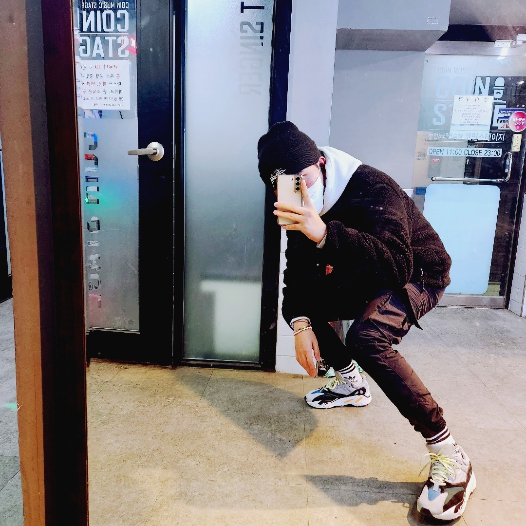 Adidas Yeezy Boost 700 Wave Runner Solid Grey 2021/2022, Nike x Stussy Cuff Beanie Black 착용 스타일