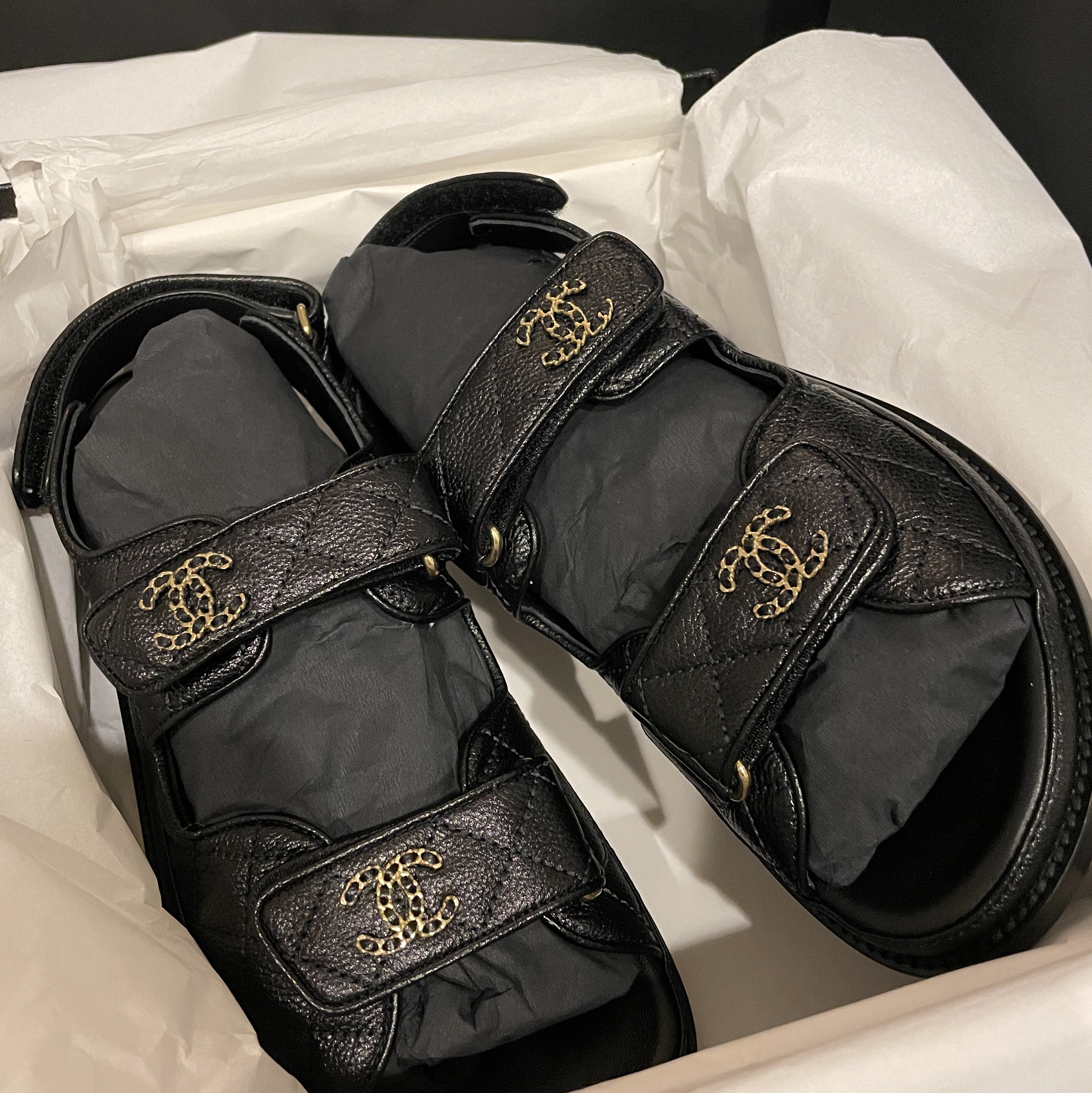 (W) Chanel Sandals Grained Calfskin & Black 착용 스타일