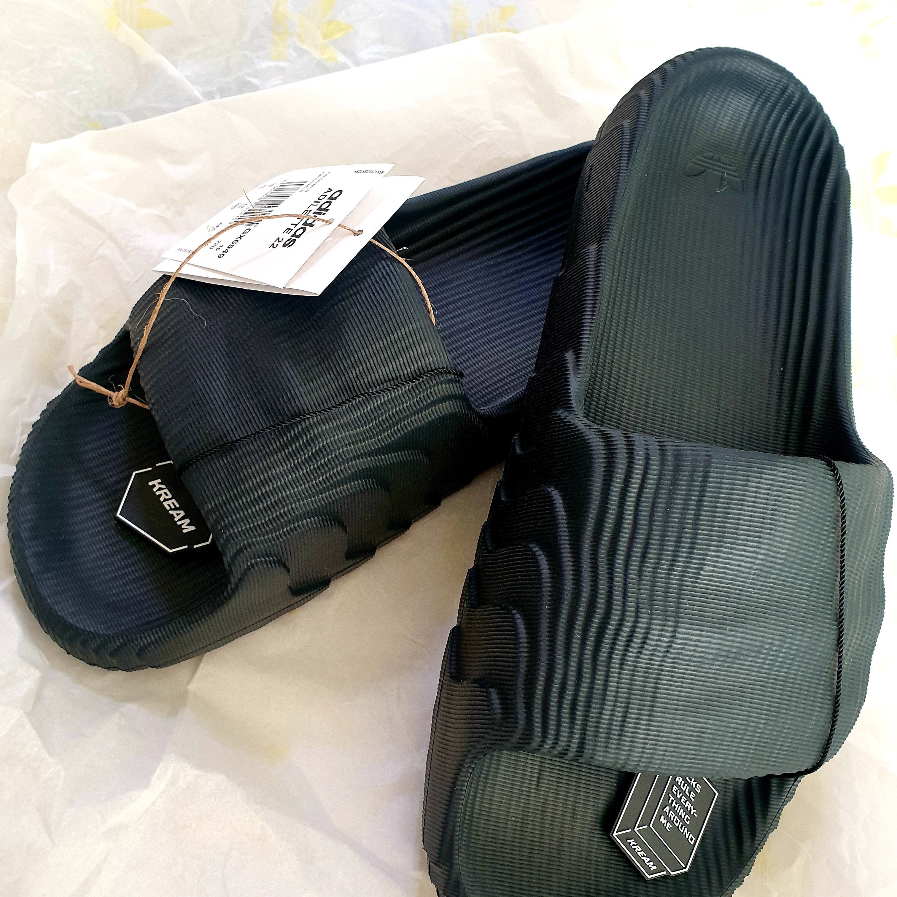 Adidas Adilette 22 Carbon 착용 스타일 - 1