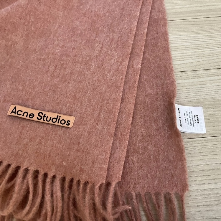 Acne Studios Narrow Wool Fringe Muffler Rose Melange 착용 스타일