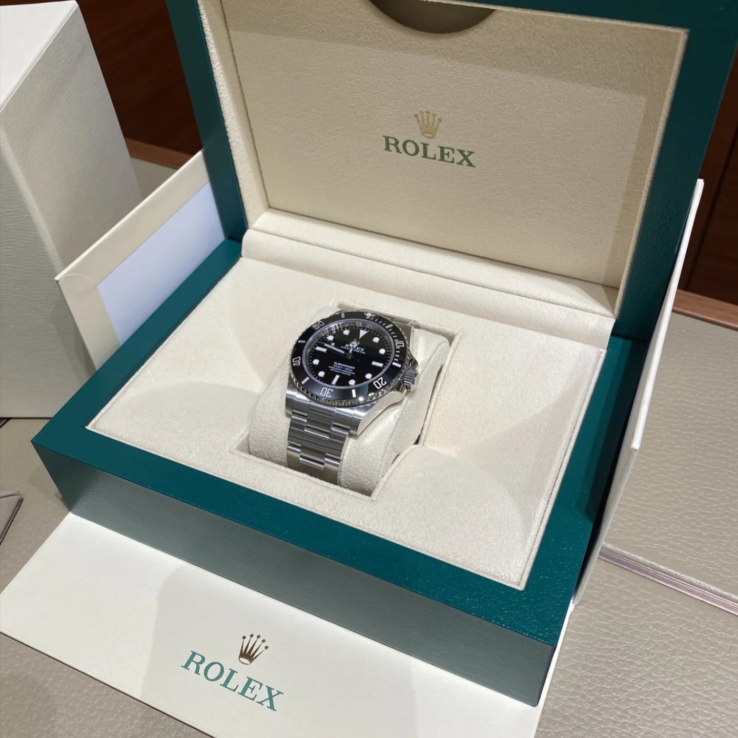 Rolex Submariner 41mm 124060 Black Oyster, Chanel Coco Crush Ring Quilted Motif Large & 18K White Gold 착용 스타일 - 2
