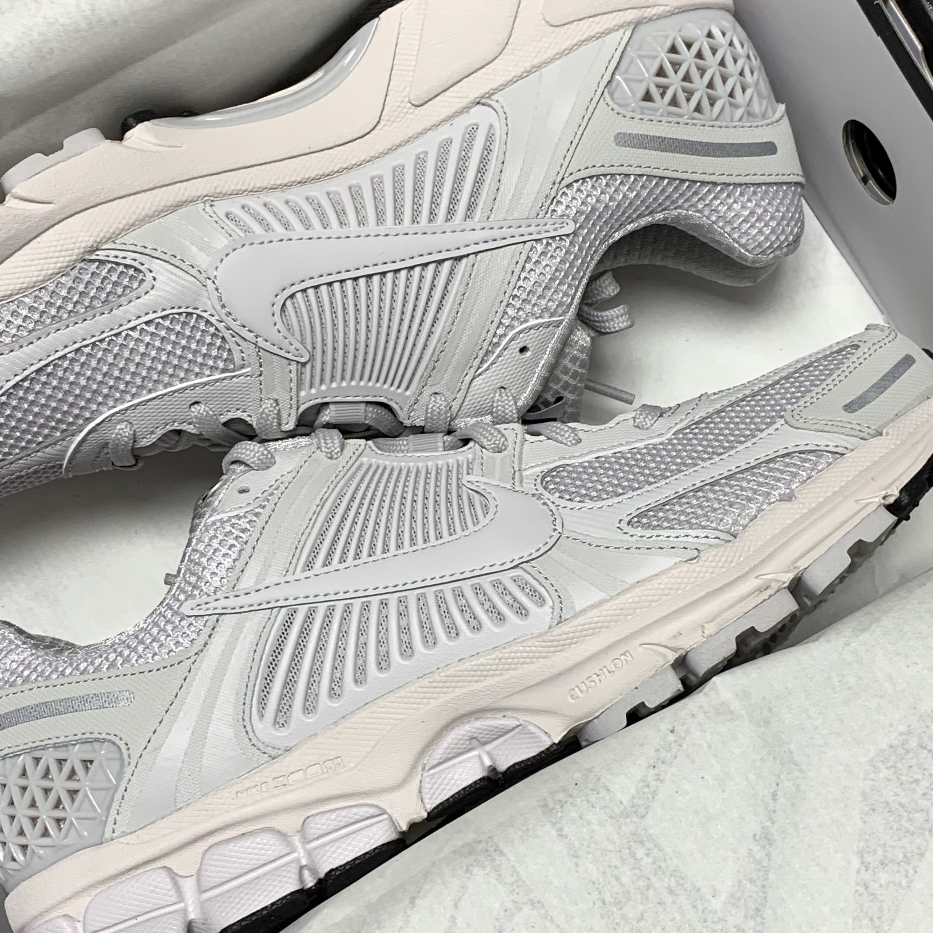 Nike Zoom Vomero 5 SP Vast Grey 2023, Nike Zoom Vomero 5 SP Vast Grey 2019 착용 스타일
