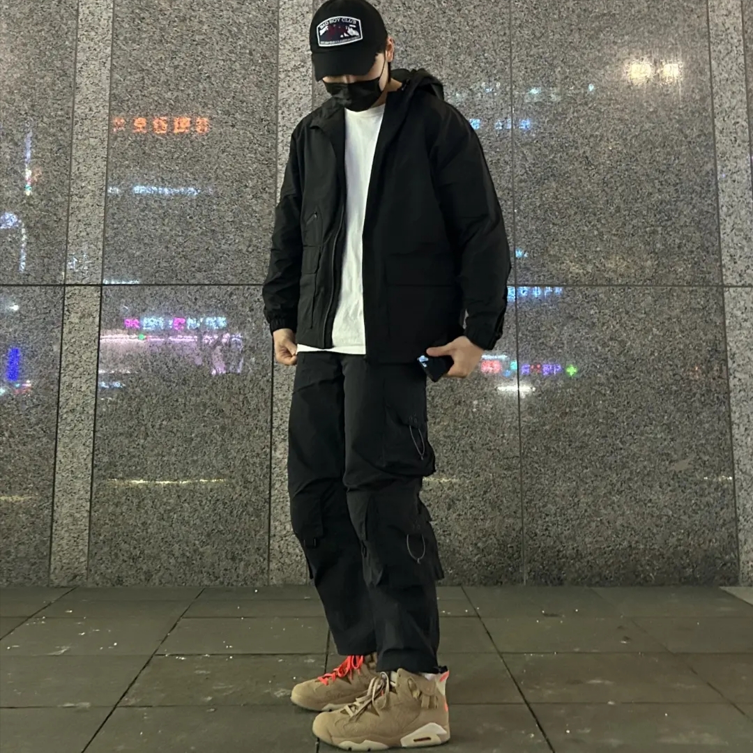 Jordan 6 x Travis Scott Retro SP British Khaki, Stussy Fuzzy Dice T-Shirt White 착용 스타일