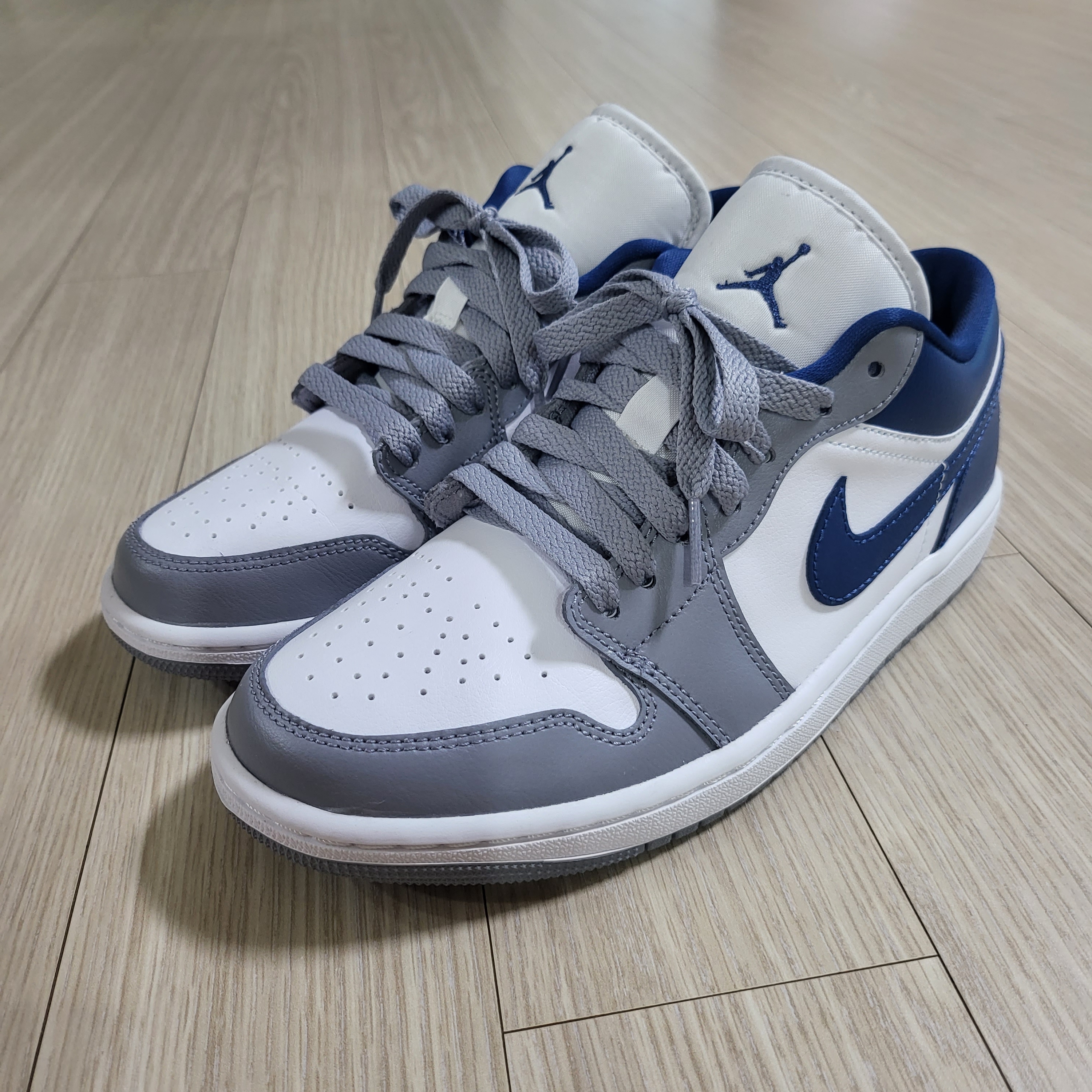 (W) Jordan 1 Low White Grey Blue 착용 스타일 - 1