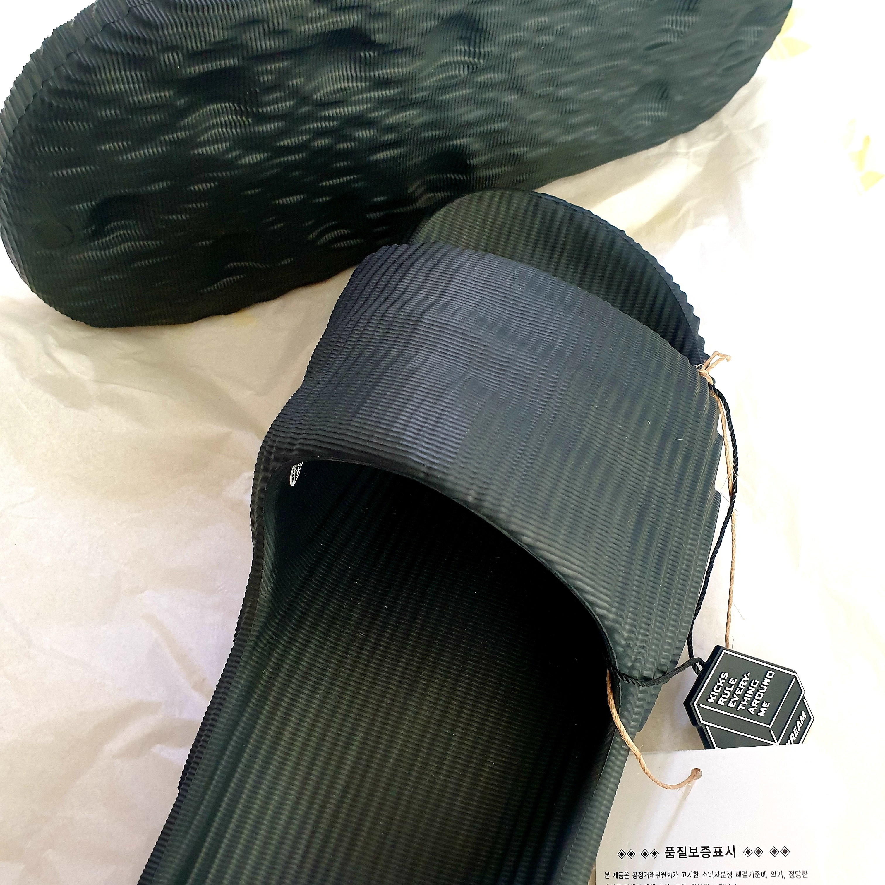 Adidas Adilette 22 Carbon 착용 스타일 - 2