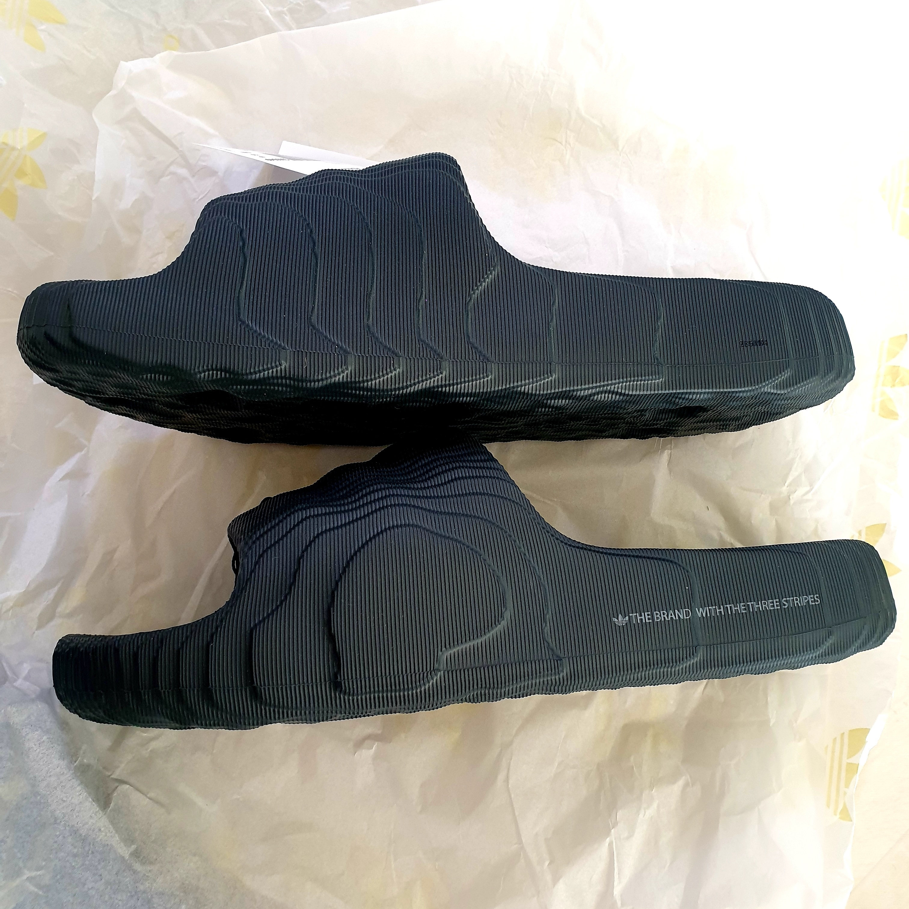 Adidas Adilette 22 Carbon 착용 스타일 - 3