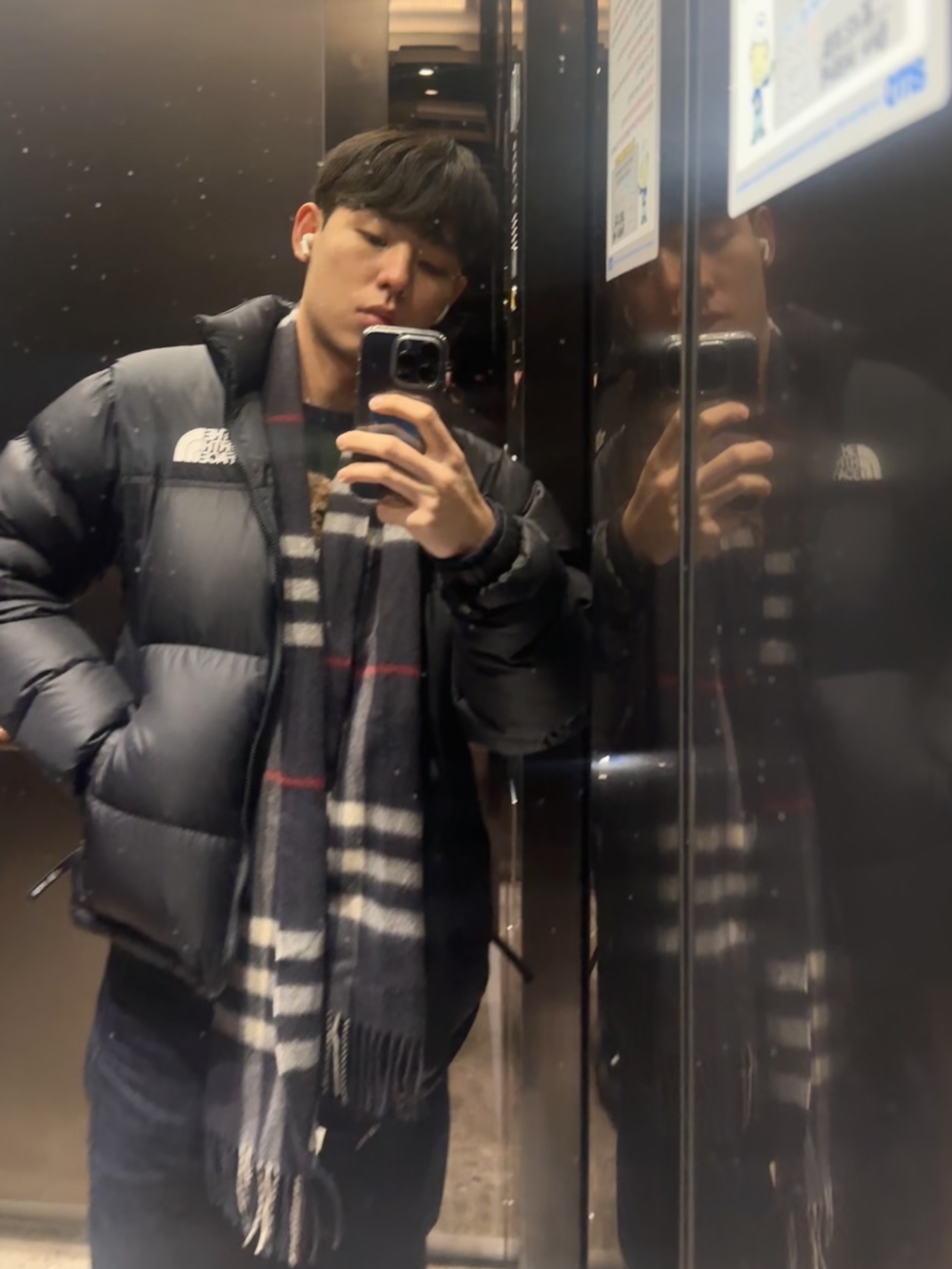 The North Face 1996 Eco Nuptse Jacket Black, Burberry Classic Check Cashmere Muffler Navy 착용 스타일 - 2