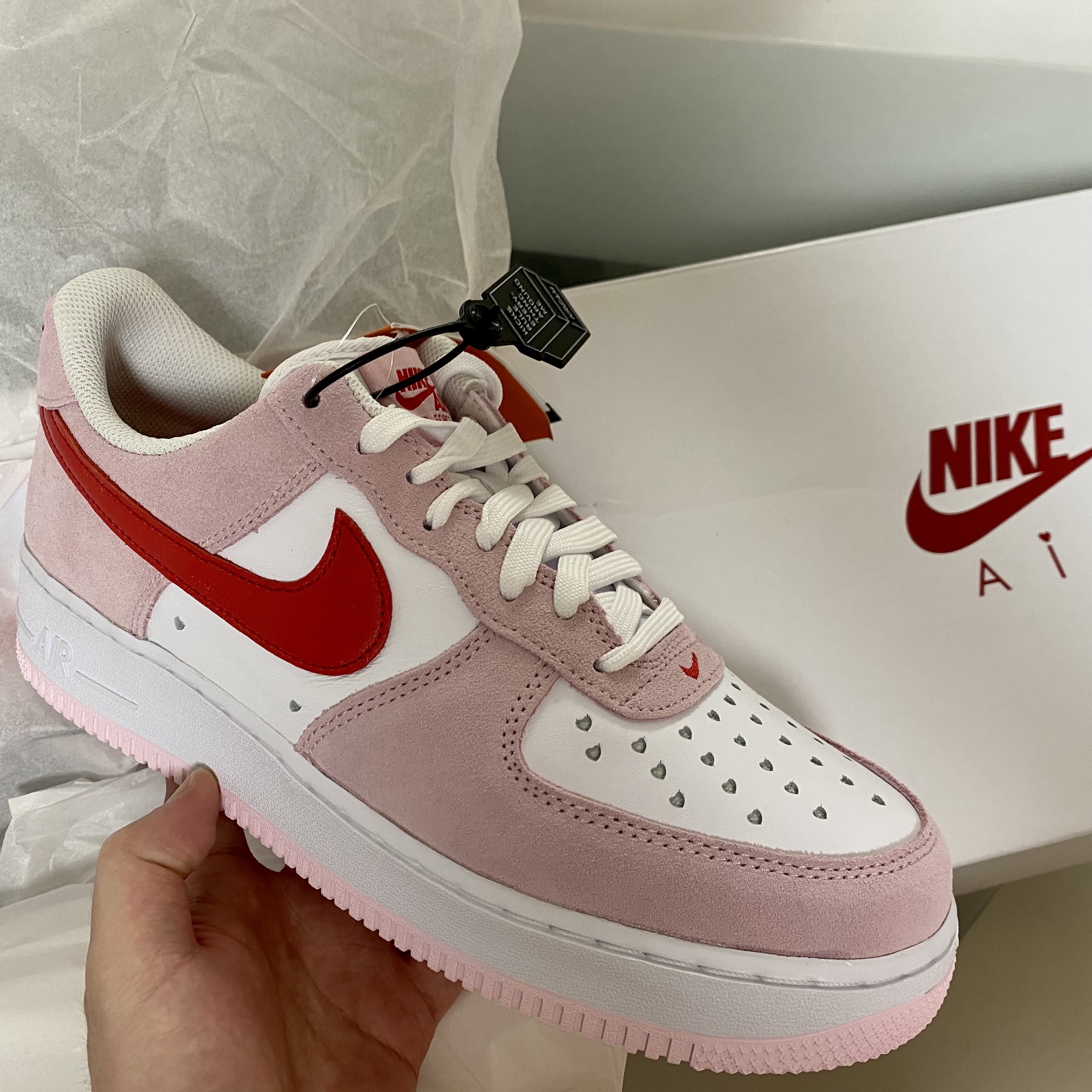 Nike Air Force 1 '07 QS Valentine's Day 착용 스타일