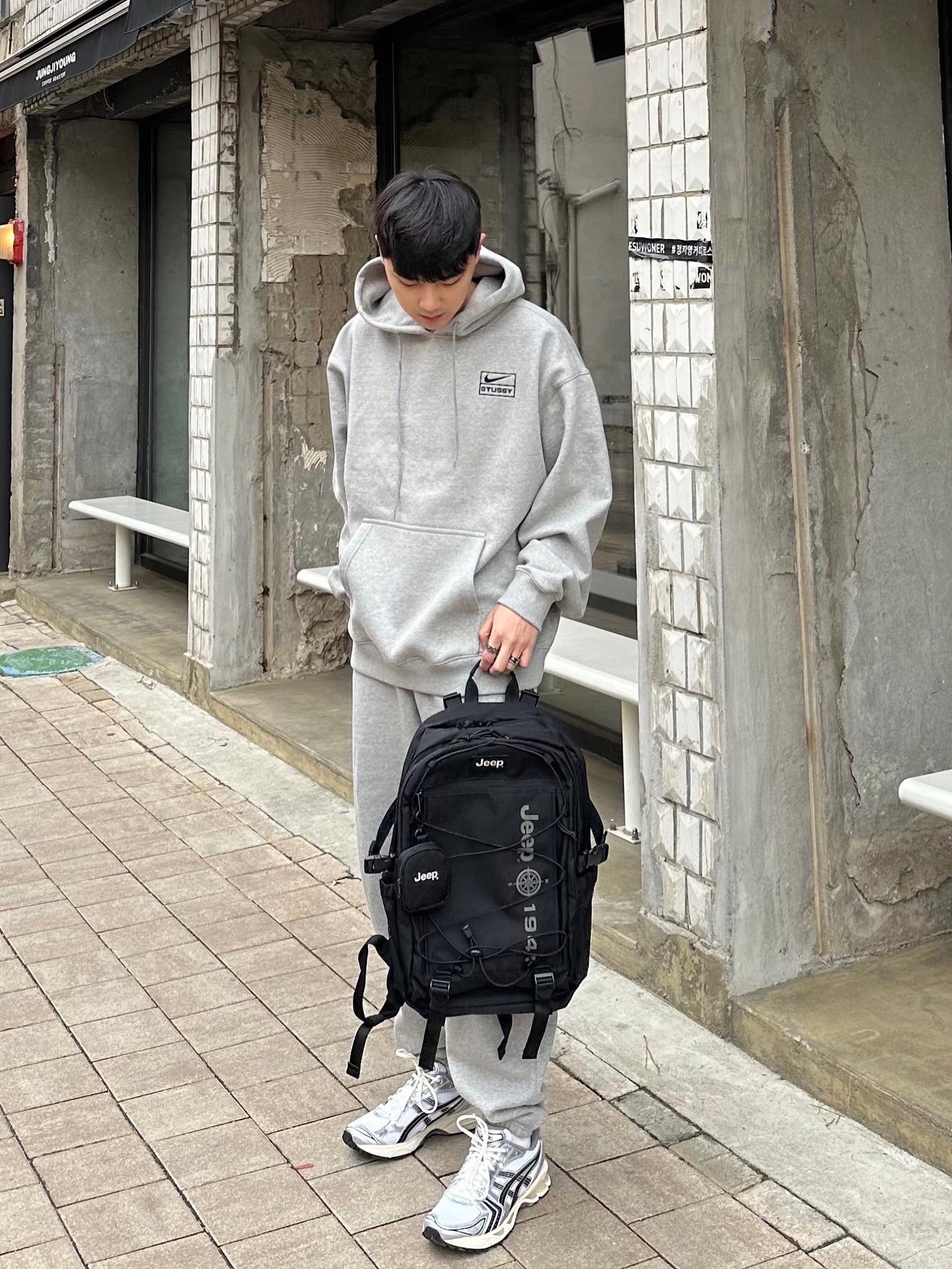 Nike x Stussy NRG RA Pullover Hoodie Dark Grey Heather (DJ9488-063), Nike x Stussy NRG RA Fleece Pants Dark Grey Heather (DJ9490-063) 착용 스타일