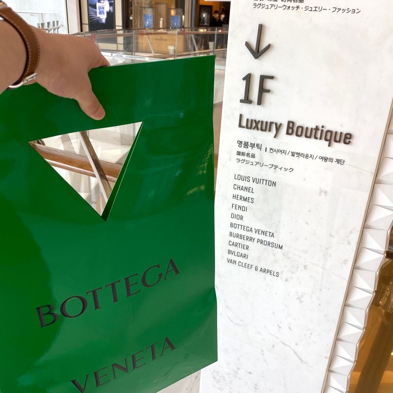 Bottega Veneta Credit Card Case Calfskin Black 착용 스타일 - 2