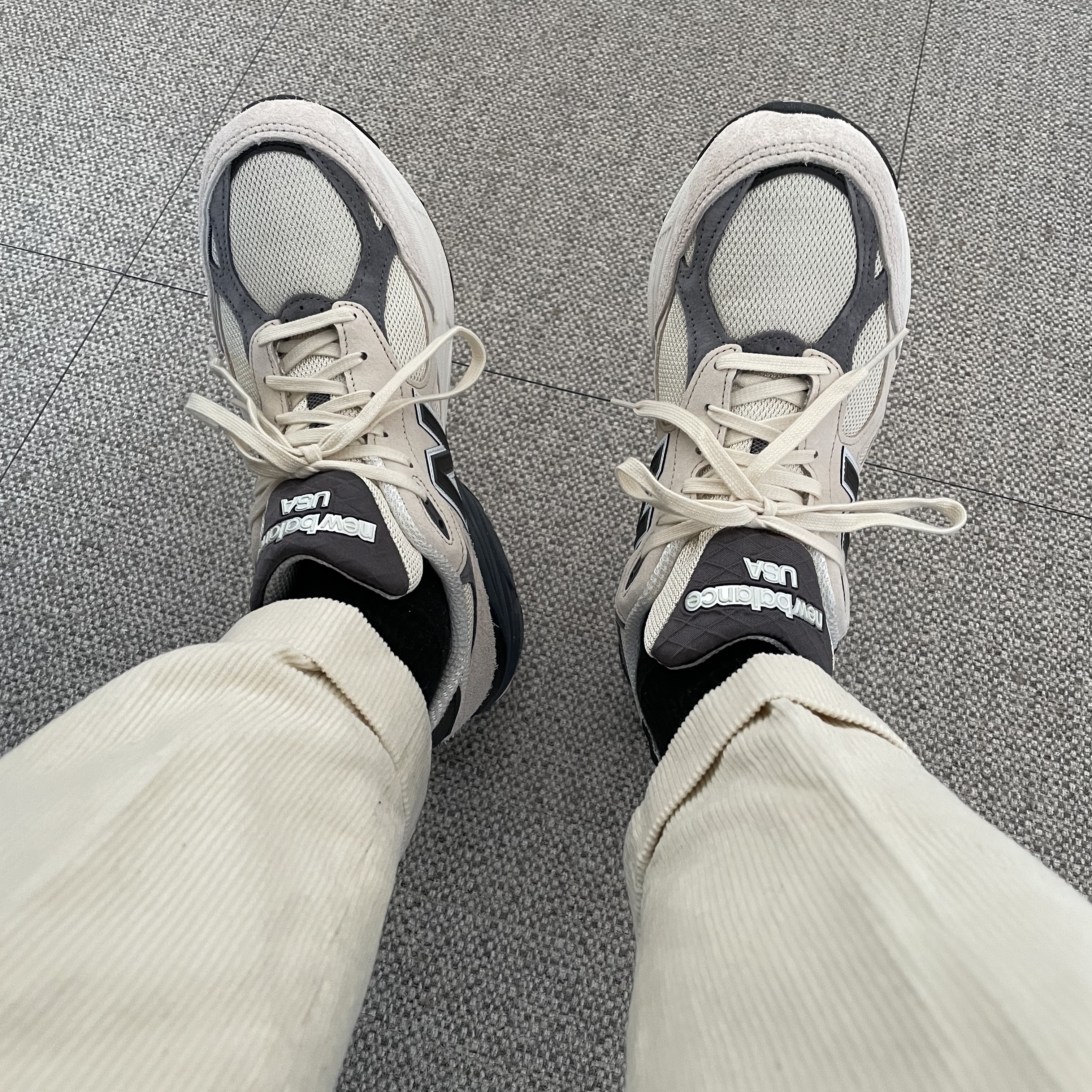 New Balance 990v3 Made in USA Moonbeam Macadamia Nut 착용 스타일