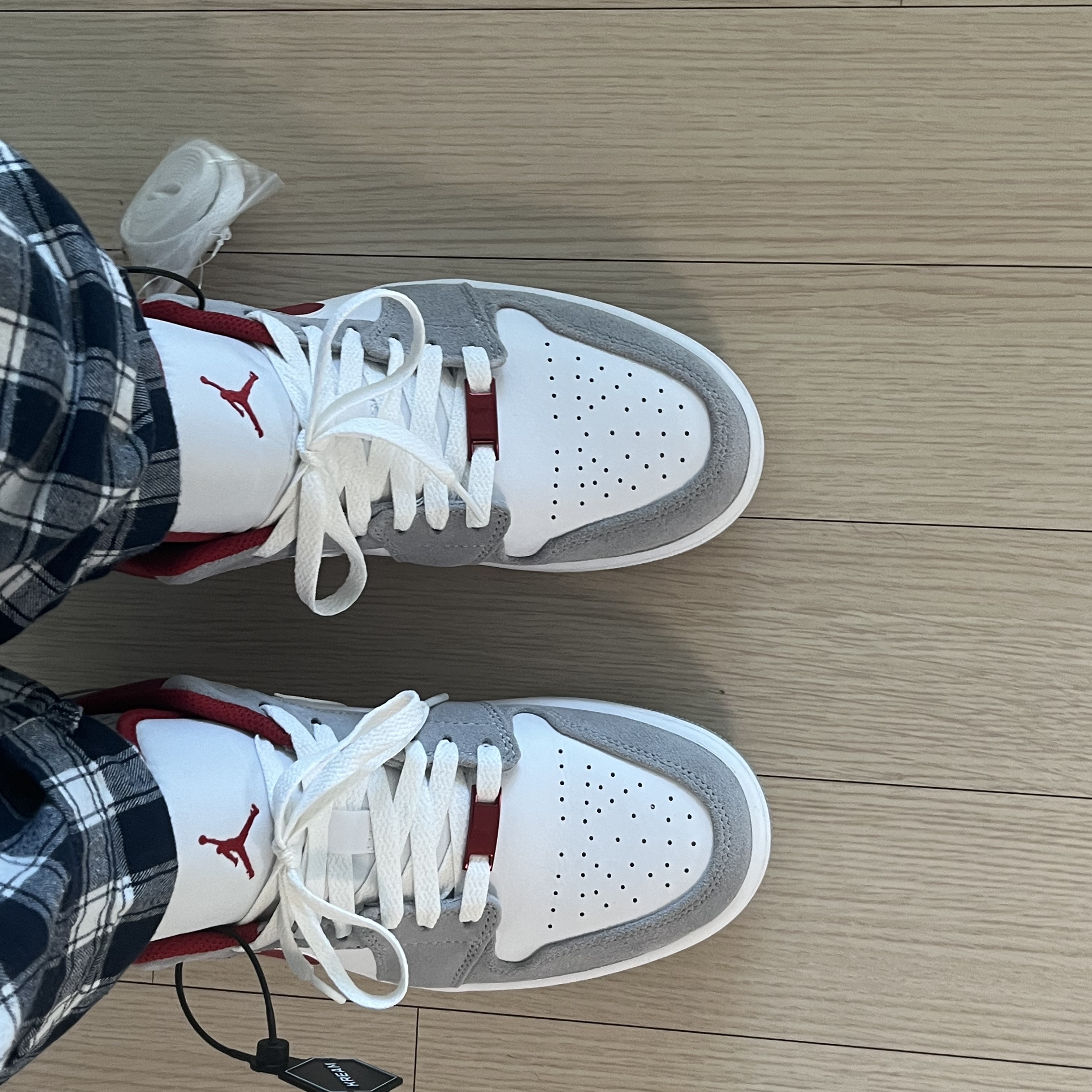 Jordan 1 Low SE Light Smoke Grey Gym Red 착용 스타일