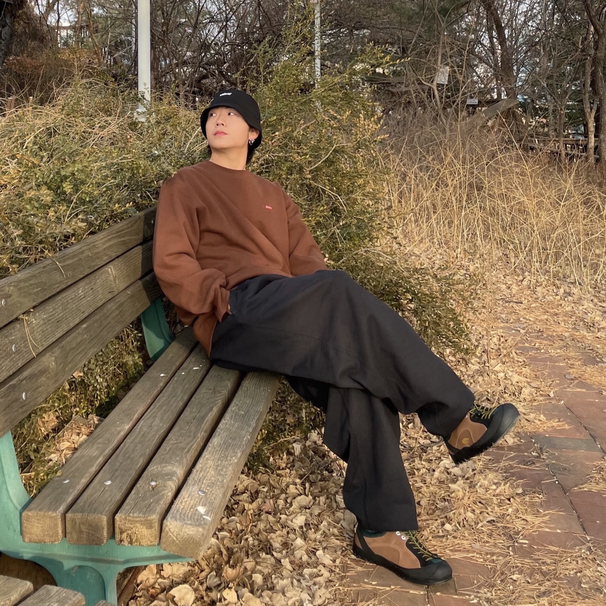 Supreme Small Box Crewneck Dark Brown - 22FW, Nike x Stussy NRG RA Washed Fleece Pants Black (DN4030-010) 착용 스타일 - 1