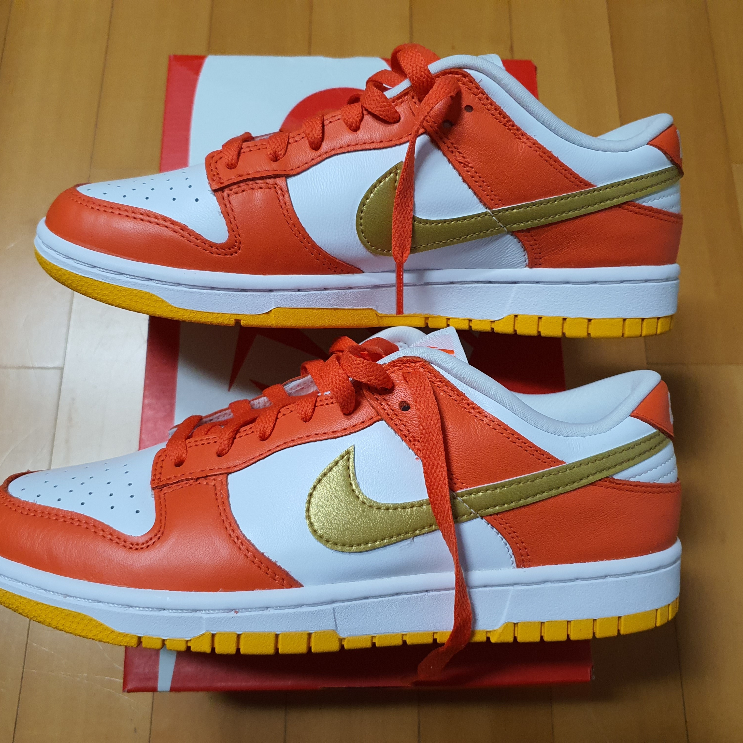 (W) Nike Dunk Low University Gold 착용 스타일 - 2