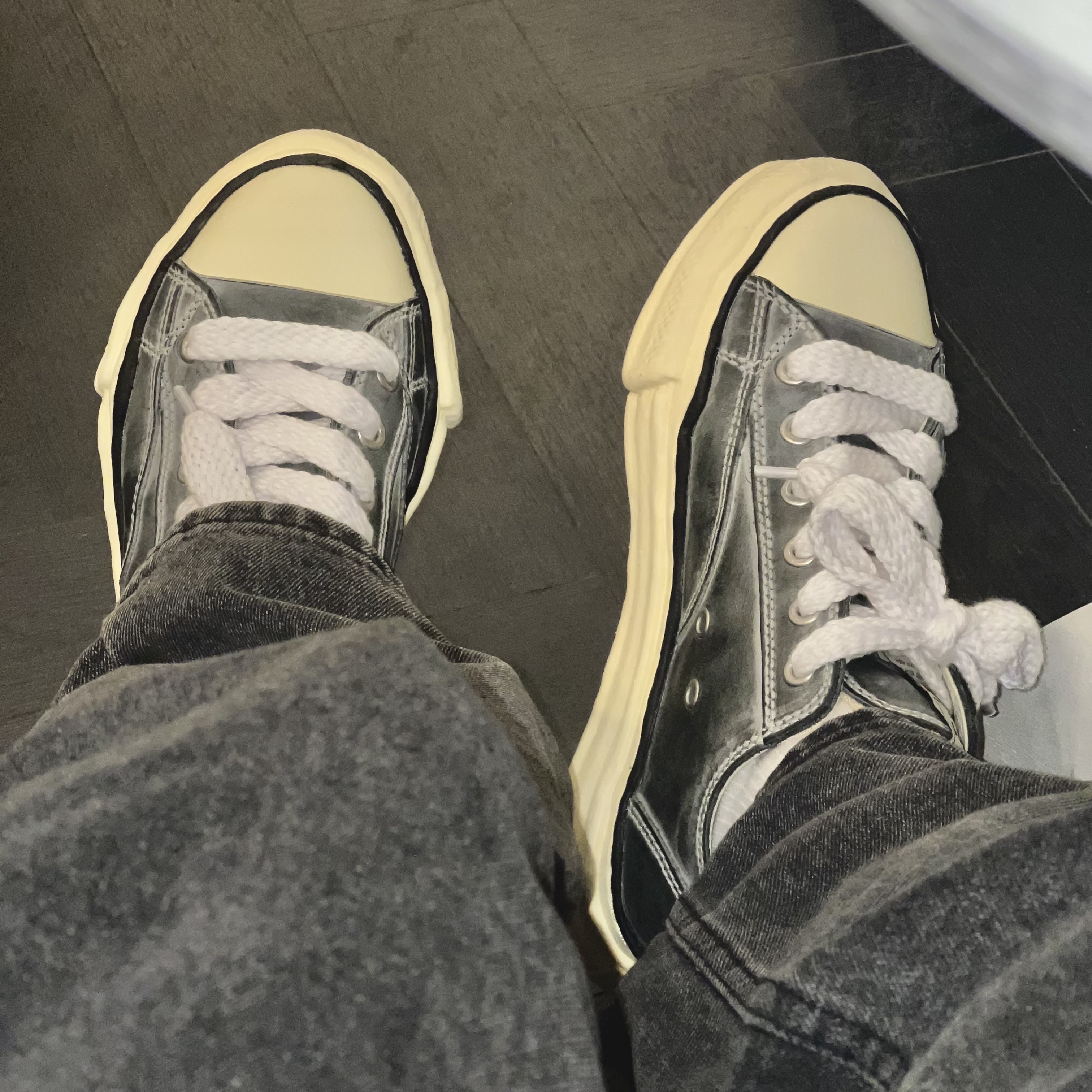 Maison Mihara Yasuhiro Peterson OG Sole Paraffin Leather Low-top Sneakers Black 착용 스타일