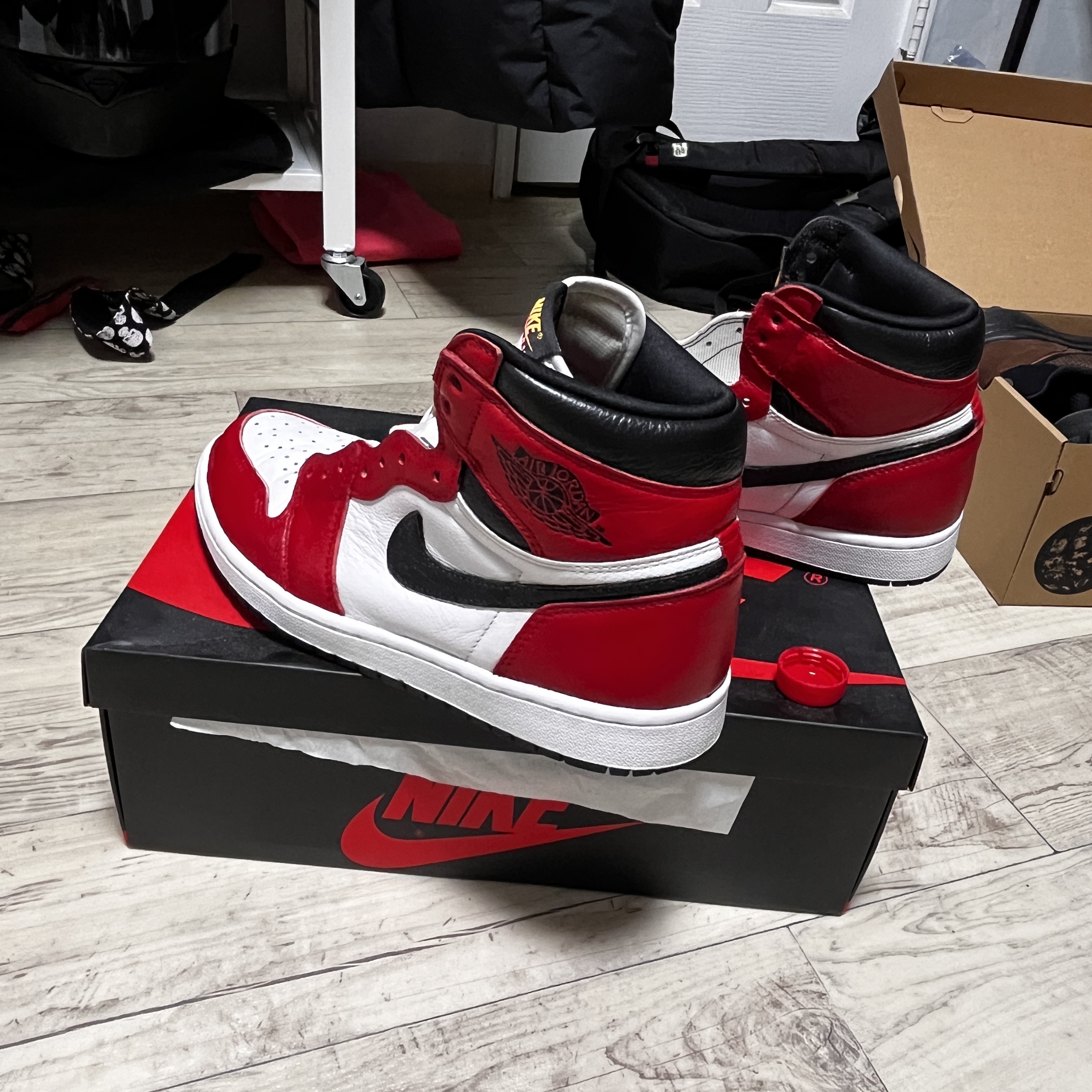 Jordan 1 Retro High OG Chicago 2022, Jordan 1 Retro High OG Light Fusion Red 착용 스타일 - 3