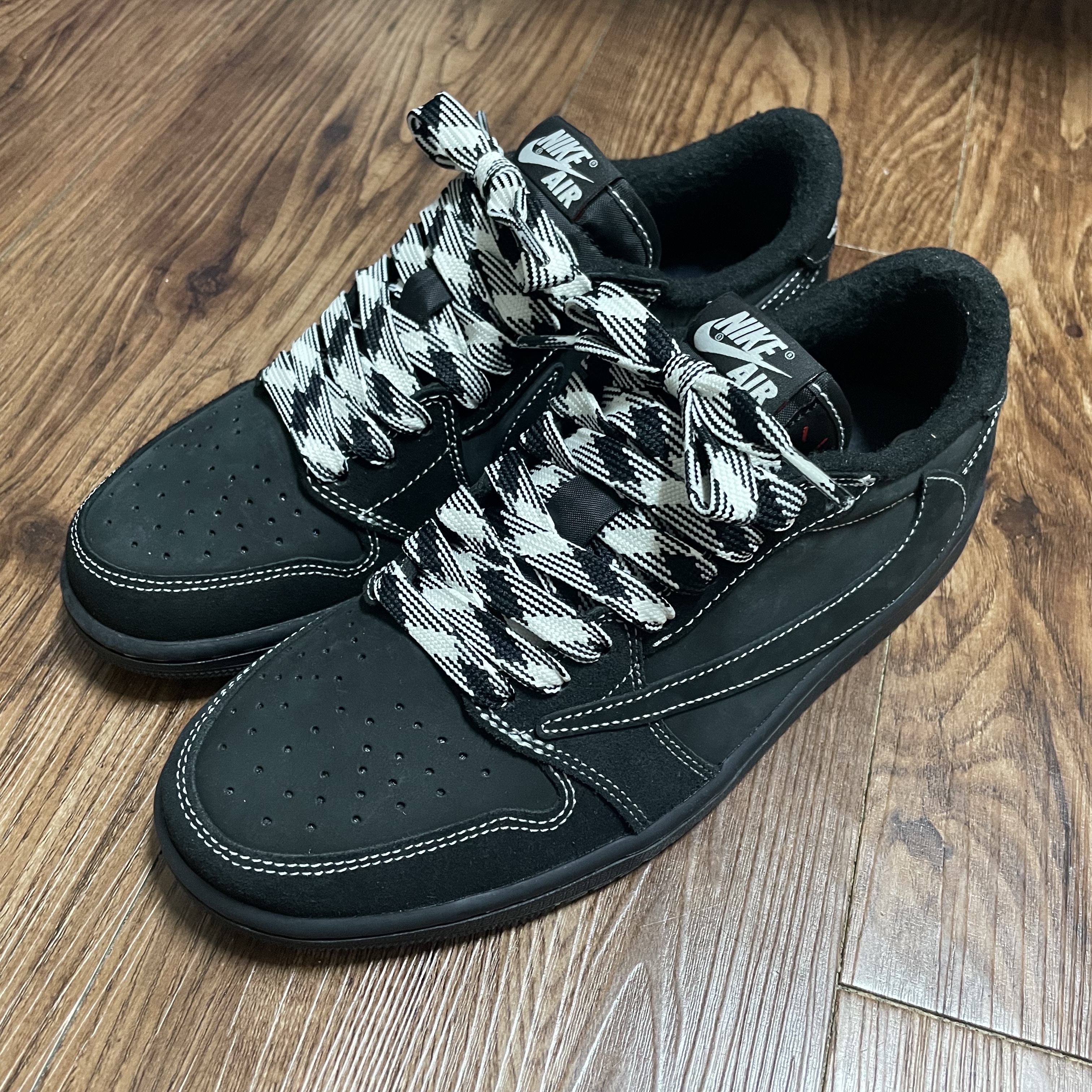 Jordan 1 x Travis Scott Retro Low OG SP Black Phantom 착용 스타일 - 2