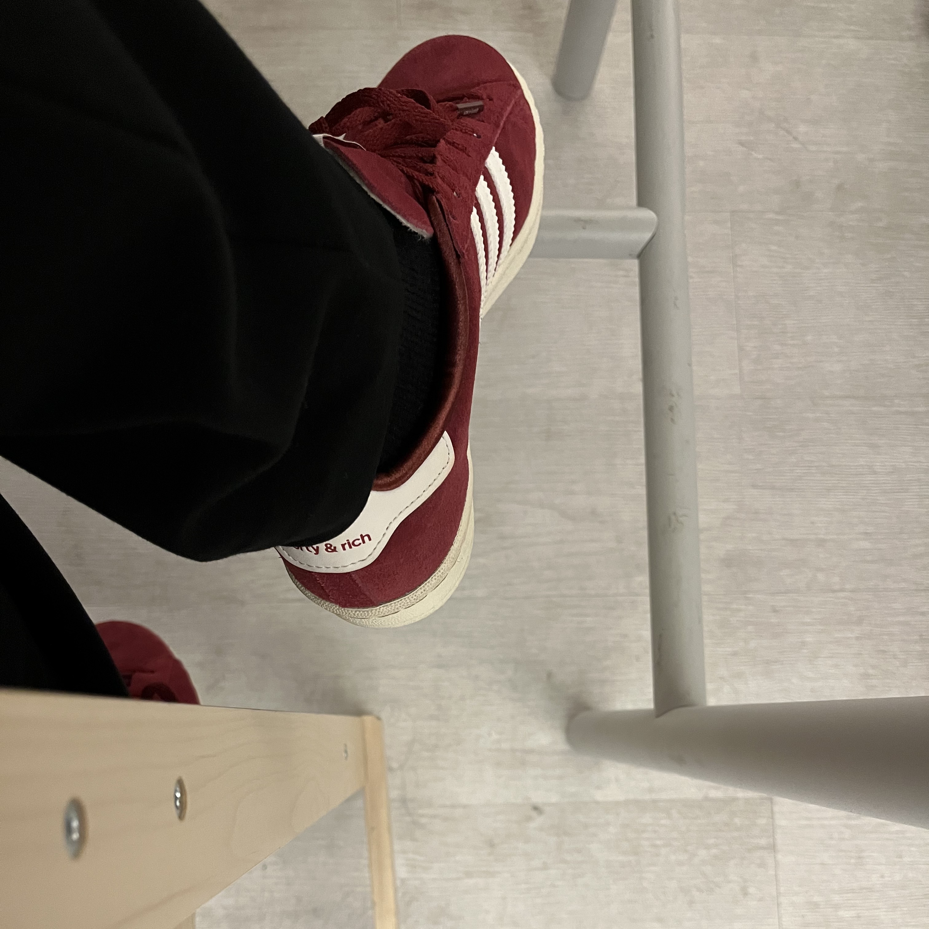 Adidas x Sporty & Rich Campus 80s Collegiate Burgundy Chalk White 착용 스타일