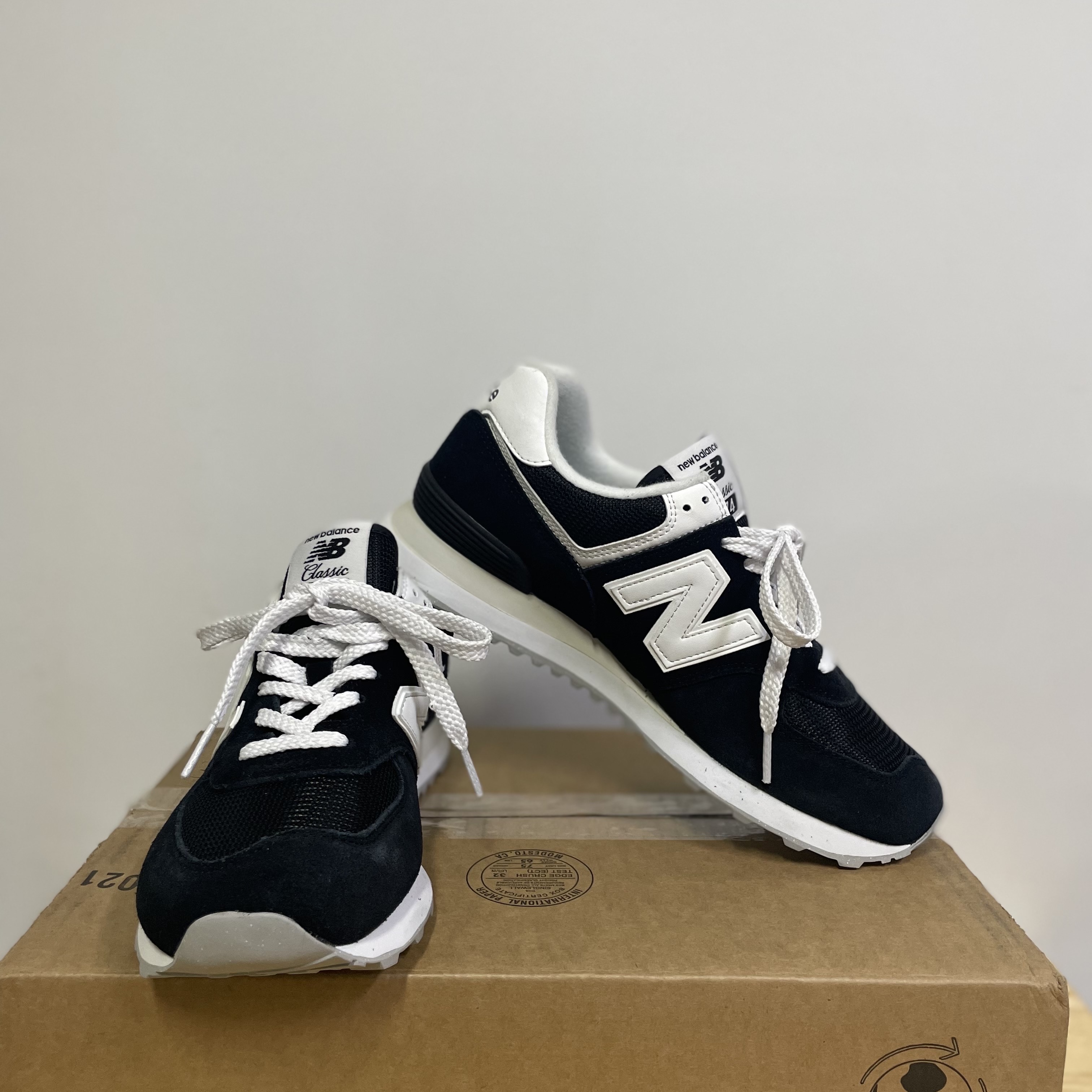 (W) New Balance 574 Black White 착용 스타일 - 2