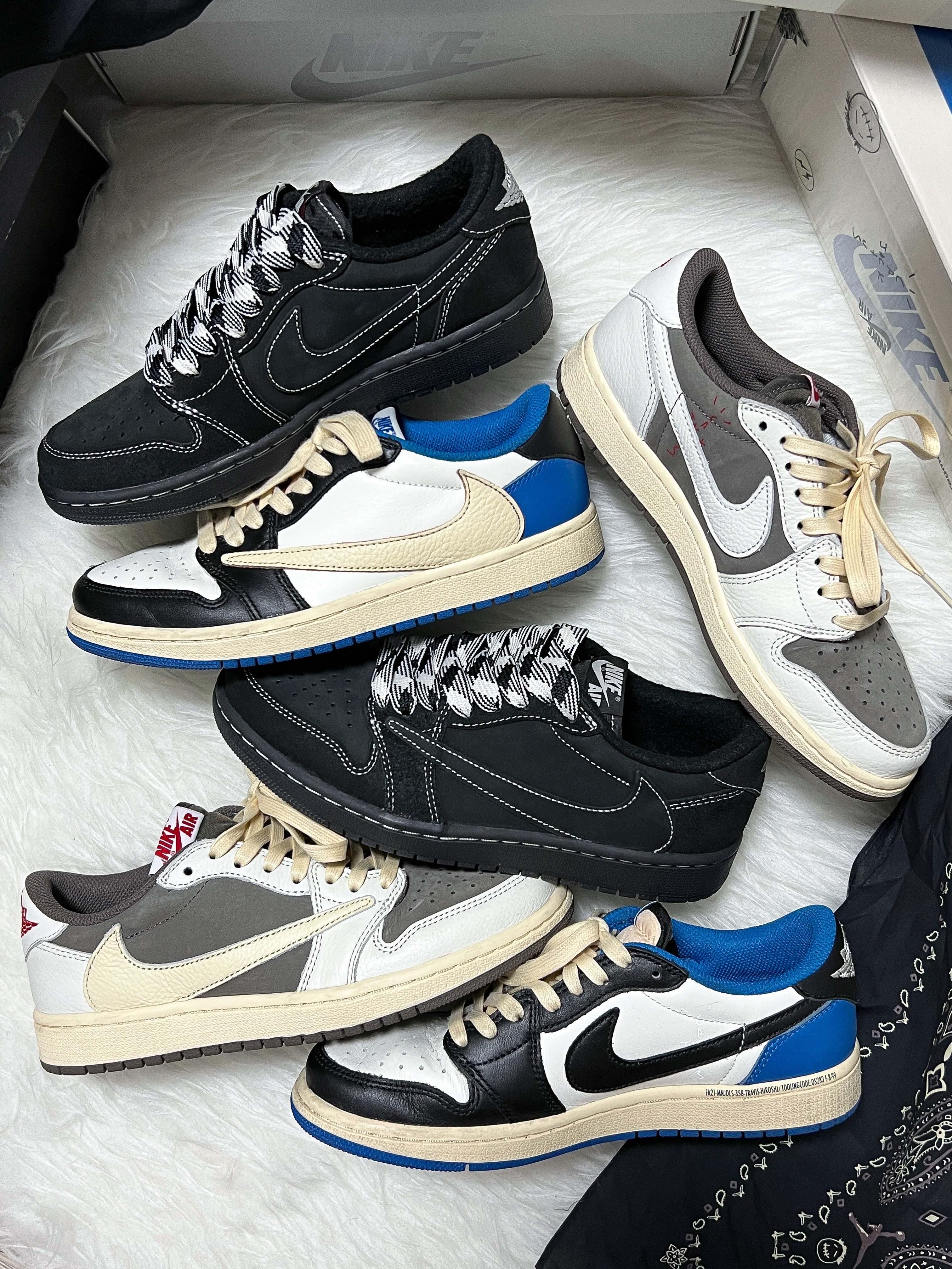 Jordan 1 x Travis Scott Retro Low OG SP Black Phantom, Prada Re-Edition 2005 Re-Nylon Shoulder Bag Black ์ฐฉ์ฉ ์คํ์ผ - 4