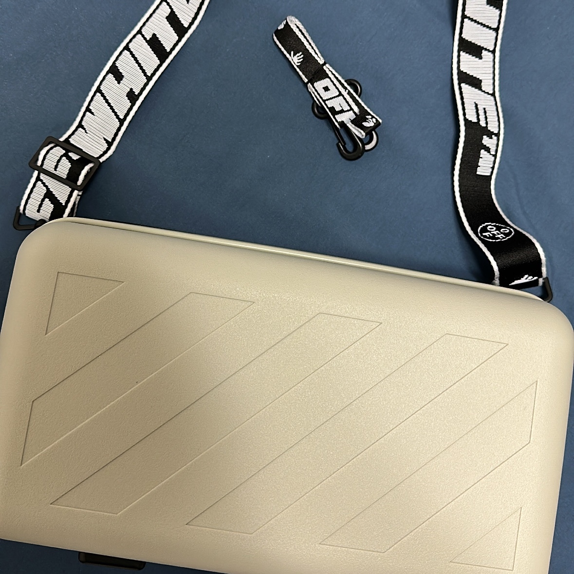Off-White x Amore Pacific Protection Box (Without Cosmetics) 착용 스타일