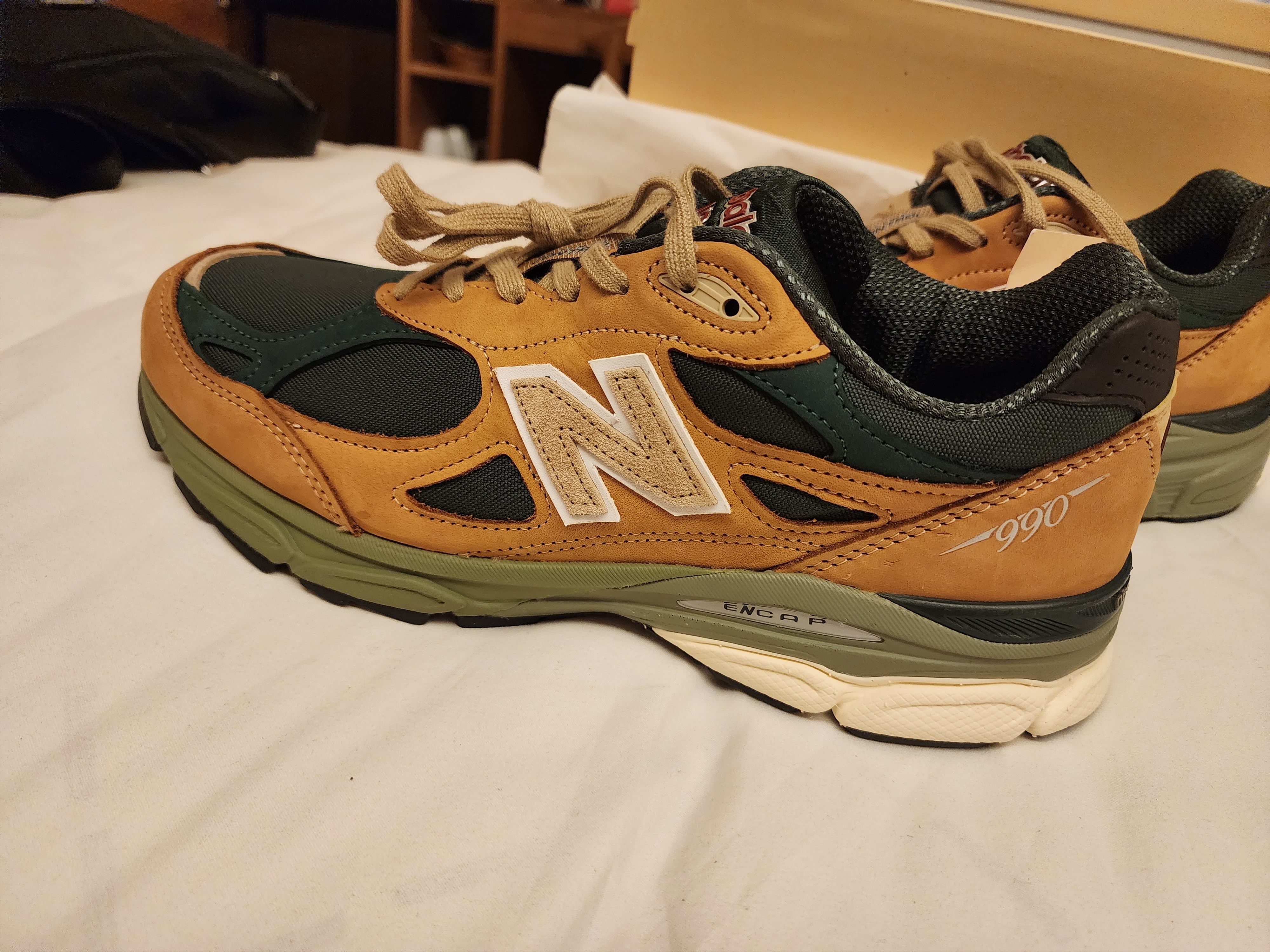 New Balance 990v3 Made in USA Tan Green 착용 스타일