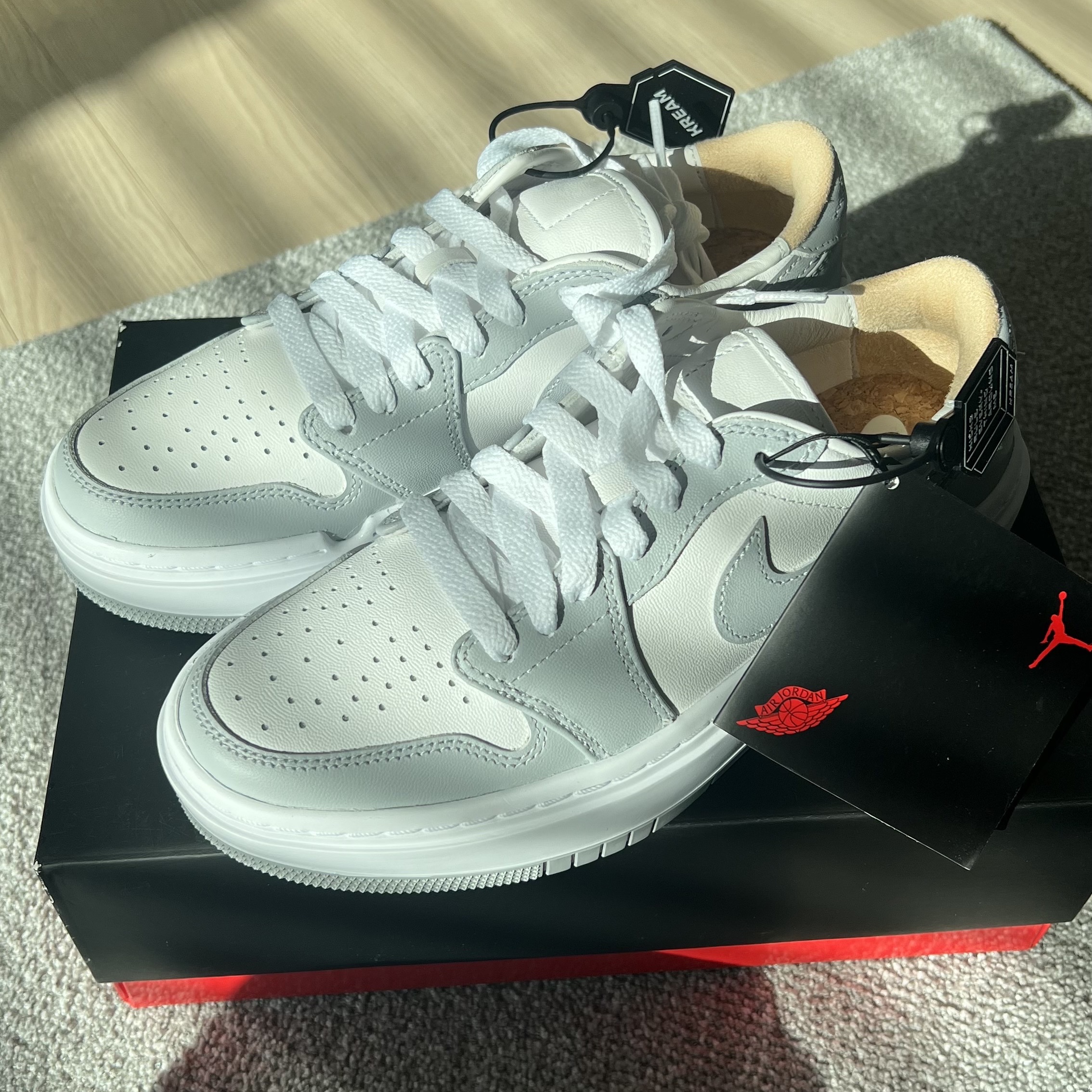 (W) Jordan 1 Elevate Low White and Wolf Grey 착용 스타일