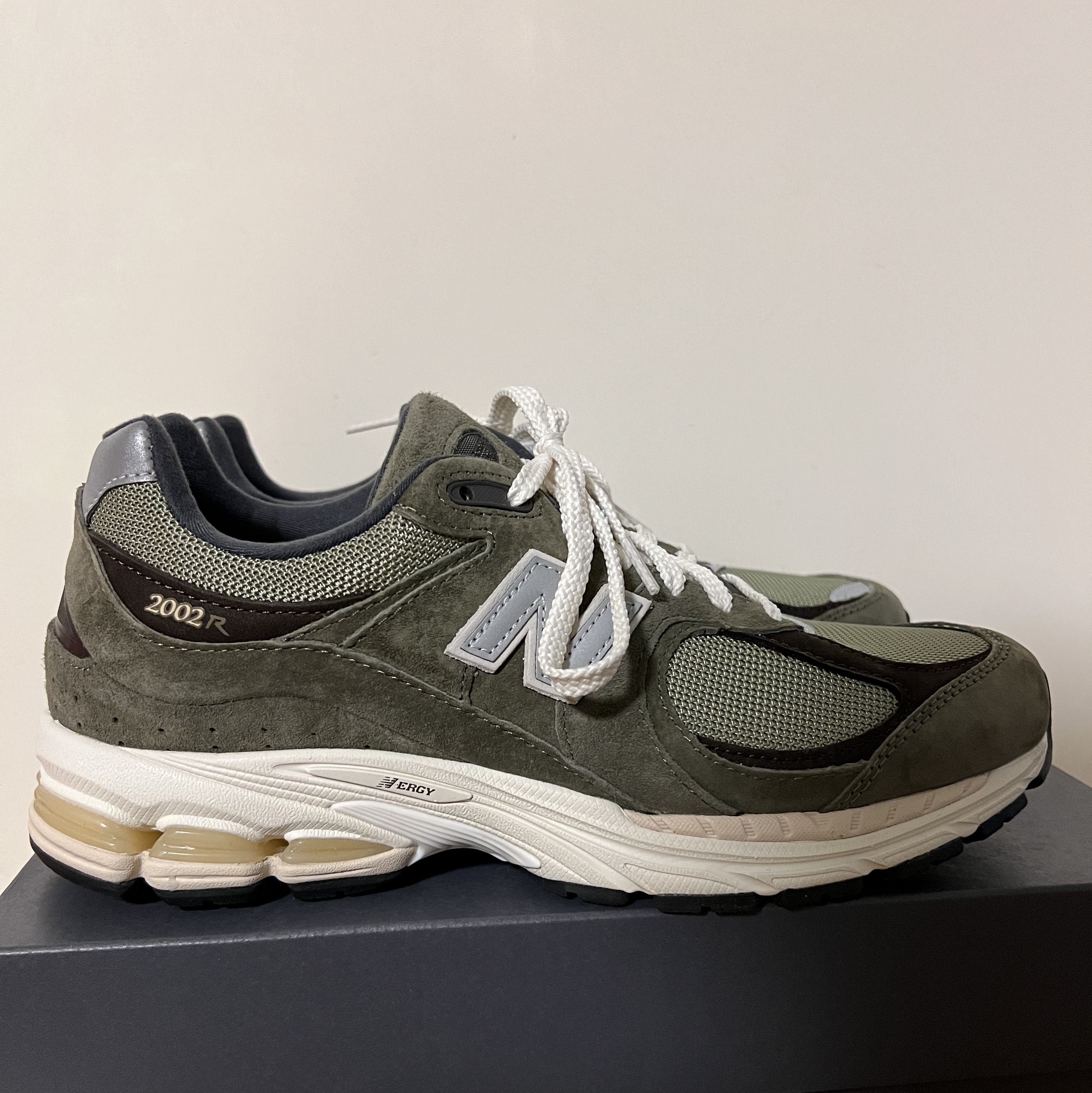 New Balance 2002R Special Vintage Khaki 착용 스타일 - 1