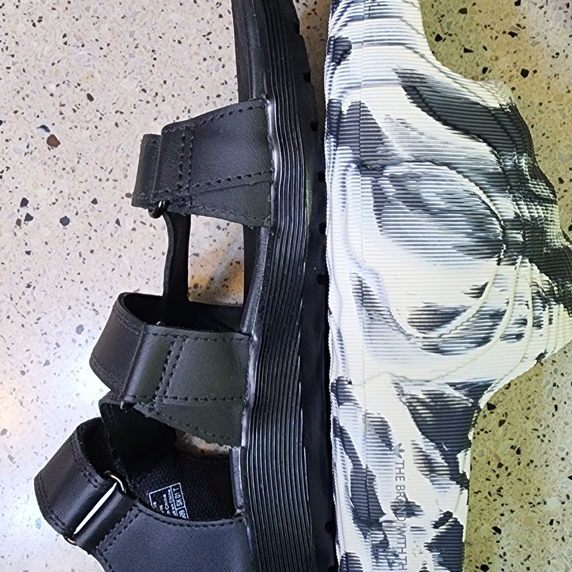 Adidas Adilette 22 Carbon Aluminium 착용 스타일