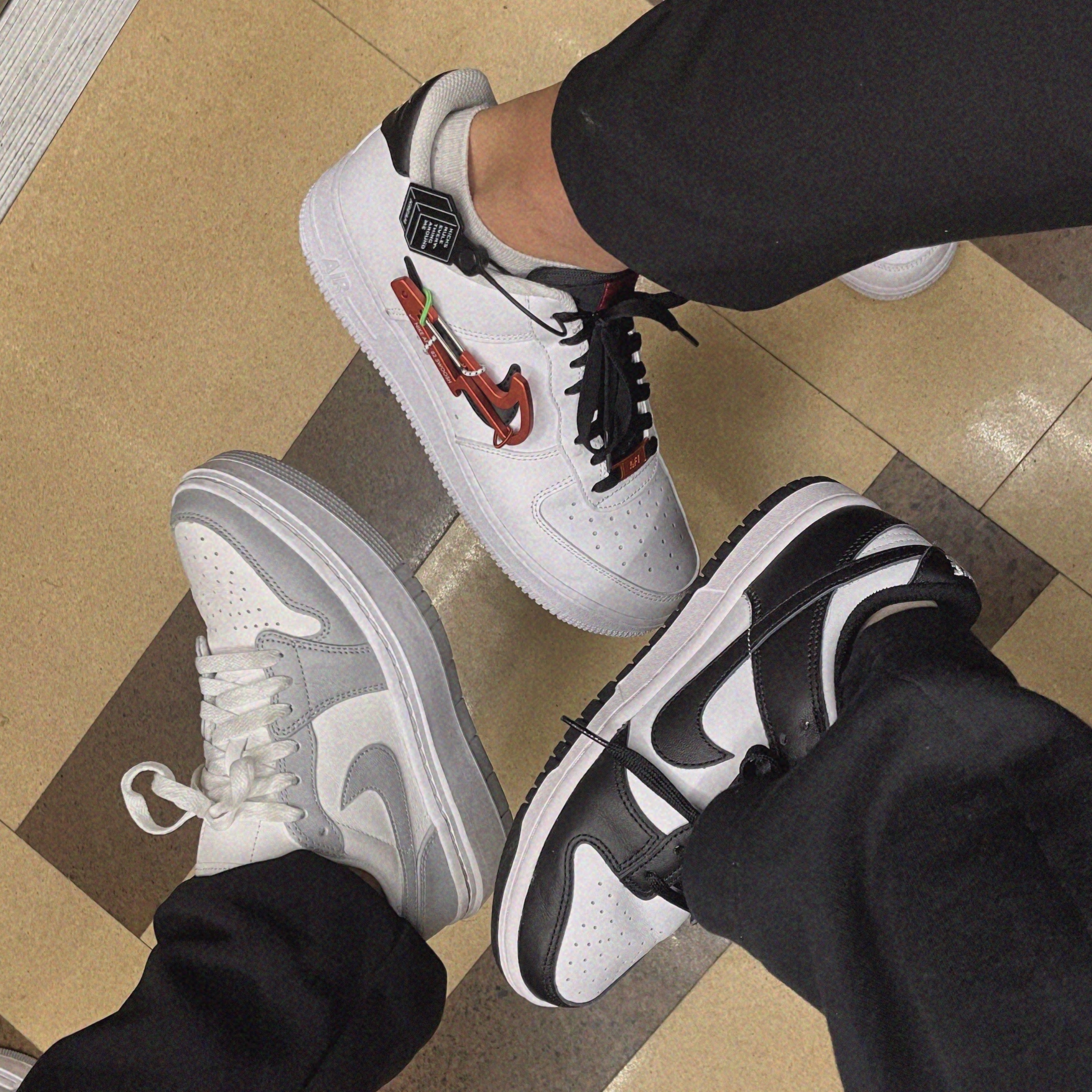 Nike Air Force 1 '07 PRM Carabiner Red, (W) Nike Dunk Low Black 착용 스타일 - 3