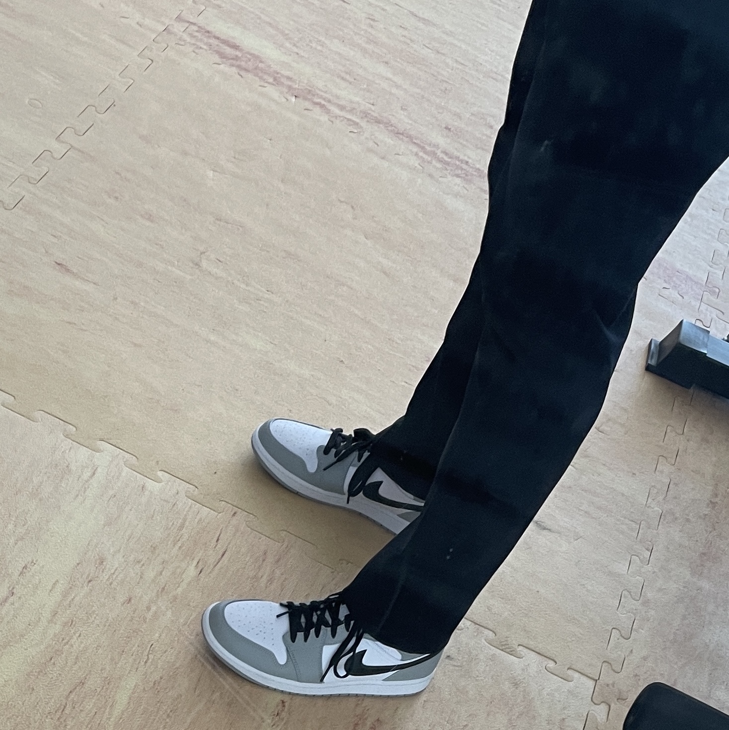 Jordan 1 Mid Light Smoke Grey 착용 스타일