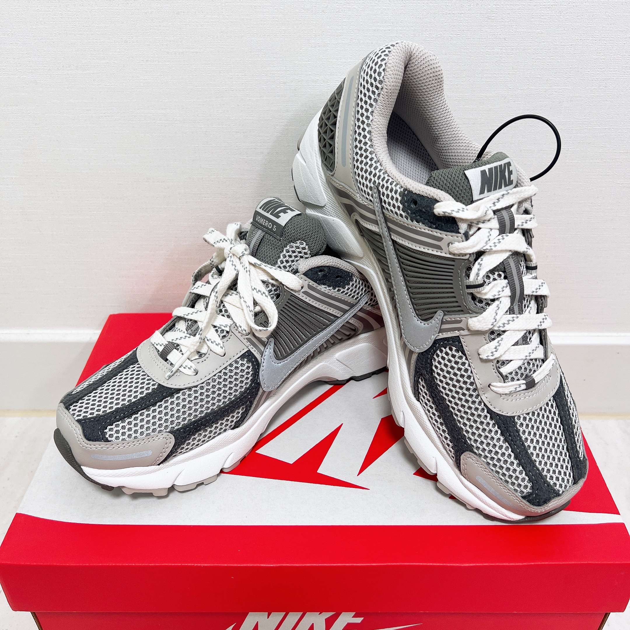 Nike Zoom Vomero 5 PRM Light Iron Ore and Flat Fewter 착용 스타일