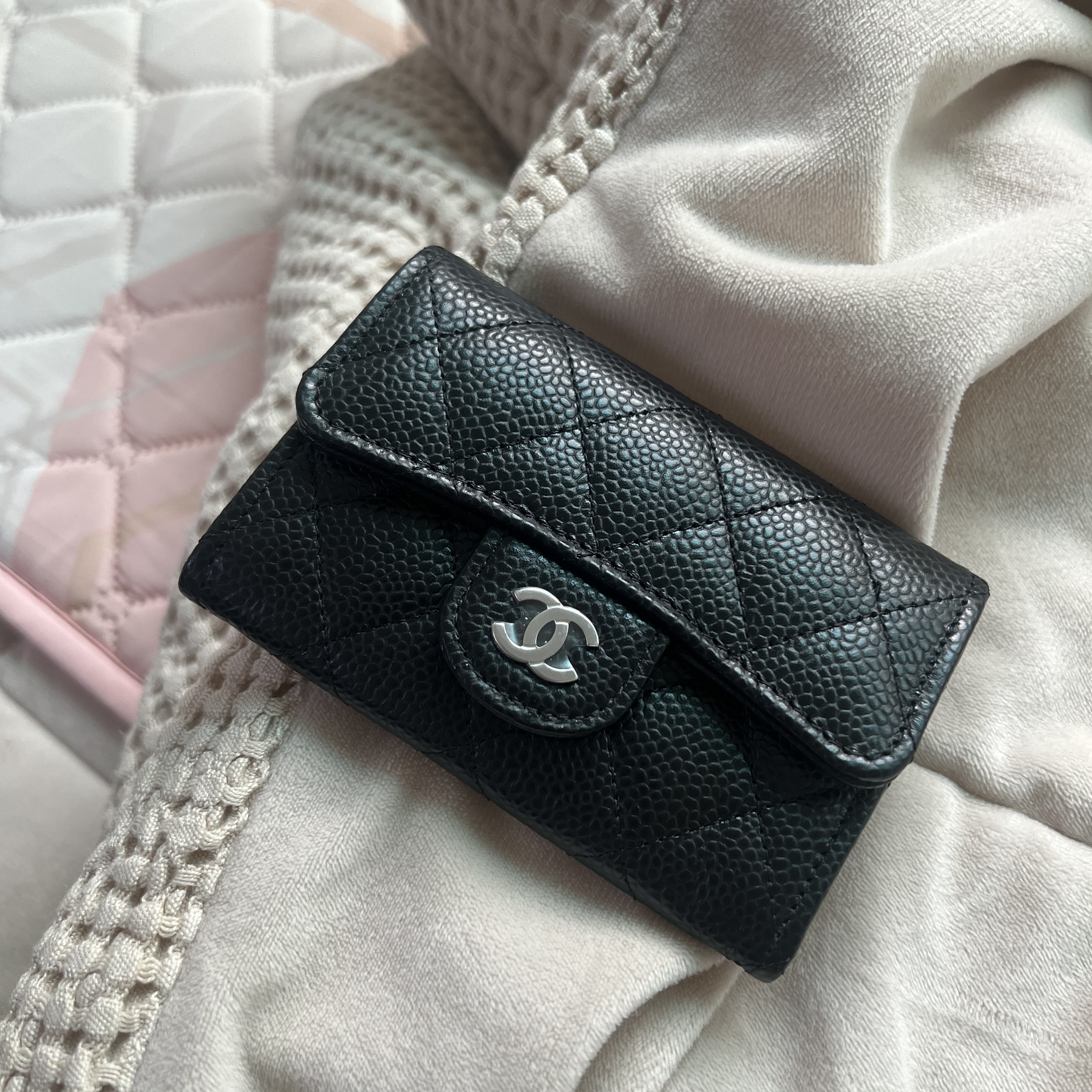 Chanel Classic Card Holder Grained Calfskin & Silver Black 착용 스타일 - 1