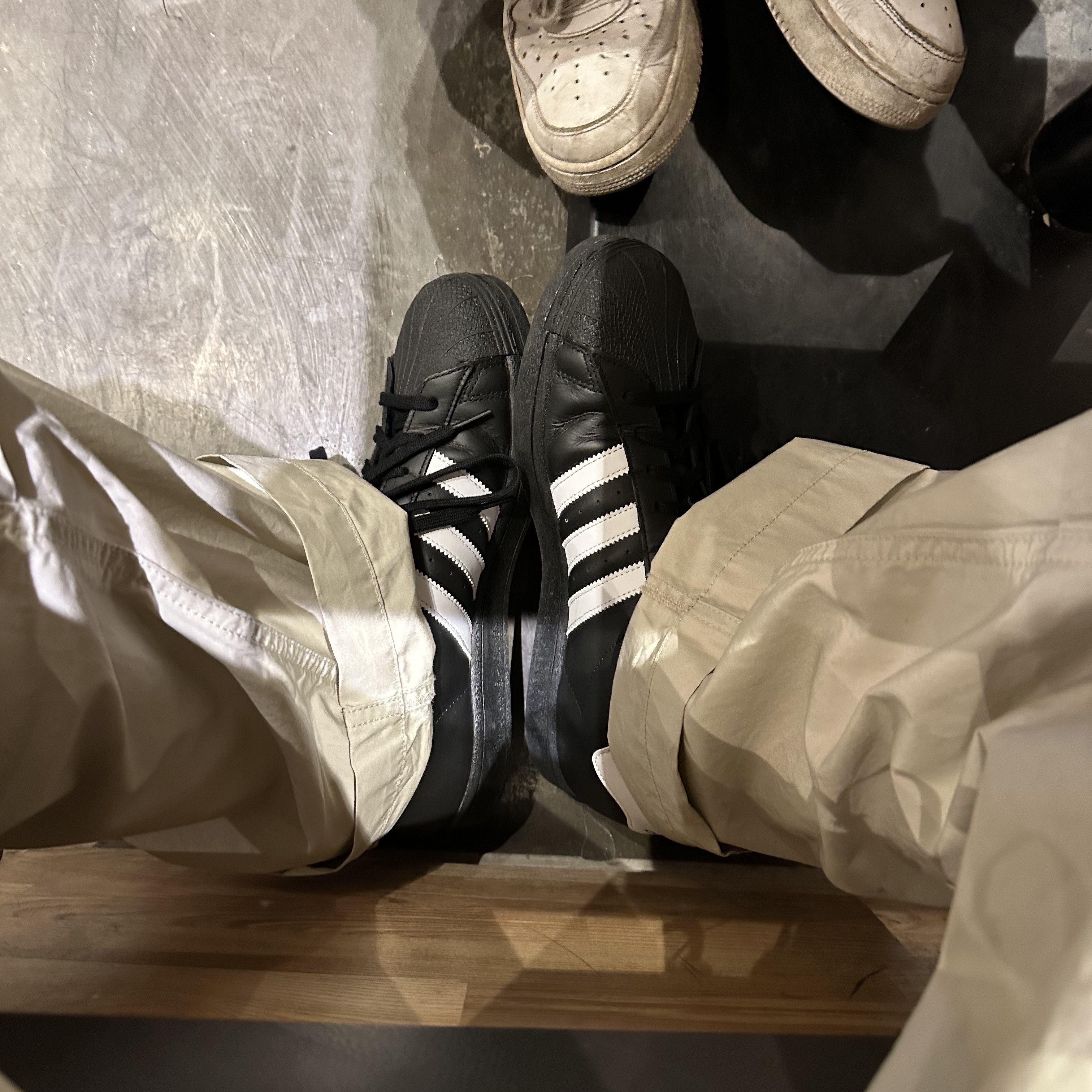 Adidas Superstar Core Black White 착용 스타일 - 2