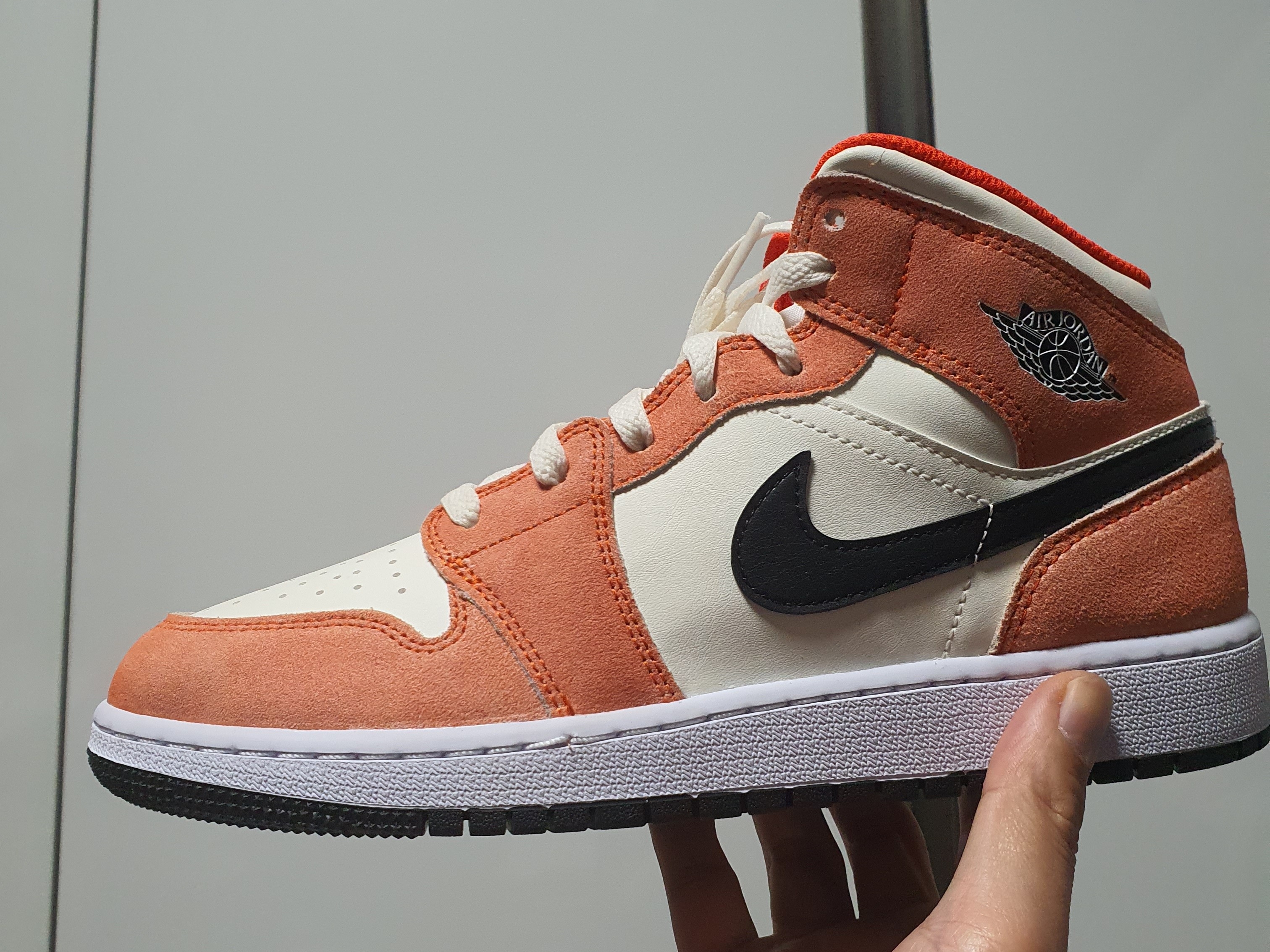 (GS) Jordan 1 Mid SE Team Orange Black 착용 스타일