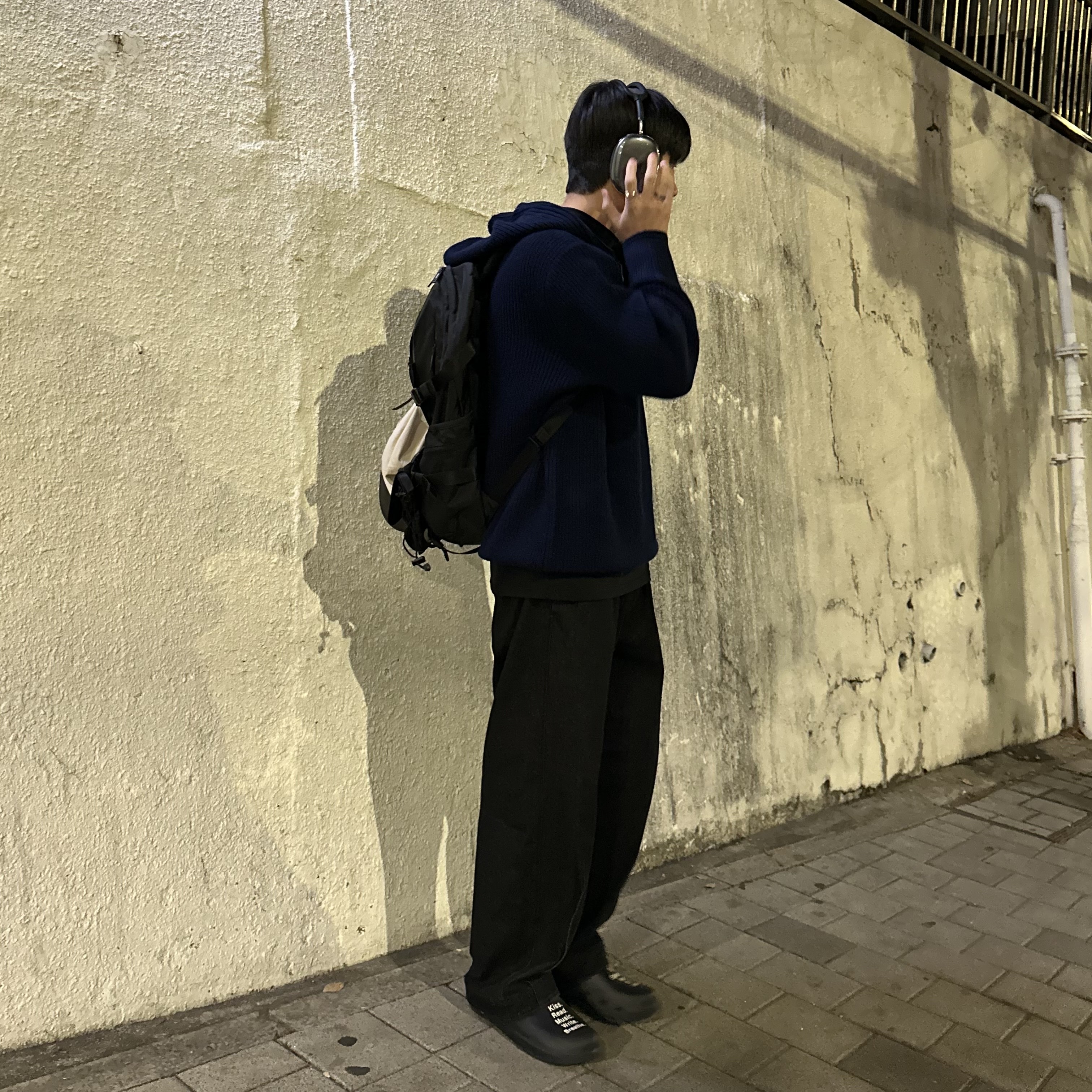 Apple AirPods Max Lightning Space Gray (Korean Ver.), Undermycar x Umbro 2Way Backpack Black 착용 스타일 - 3