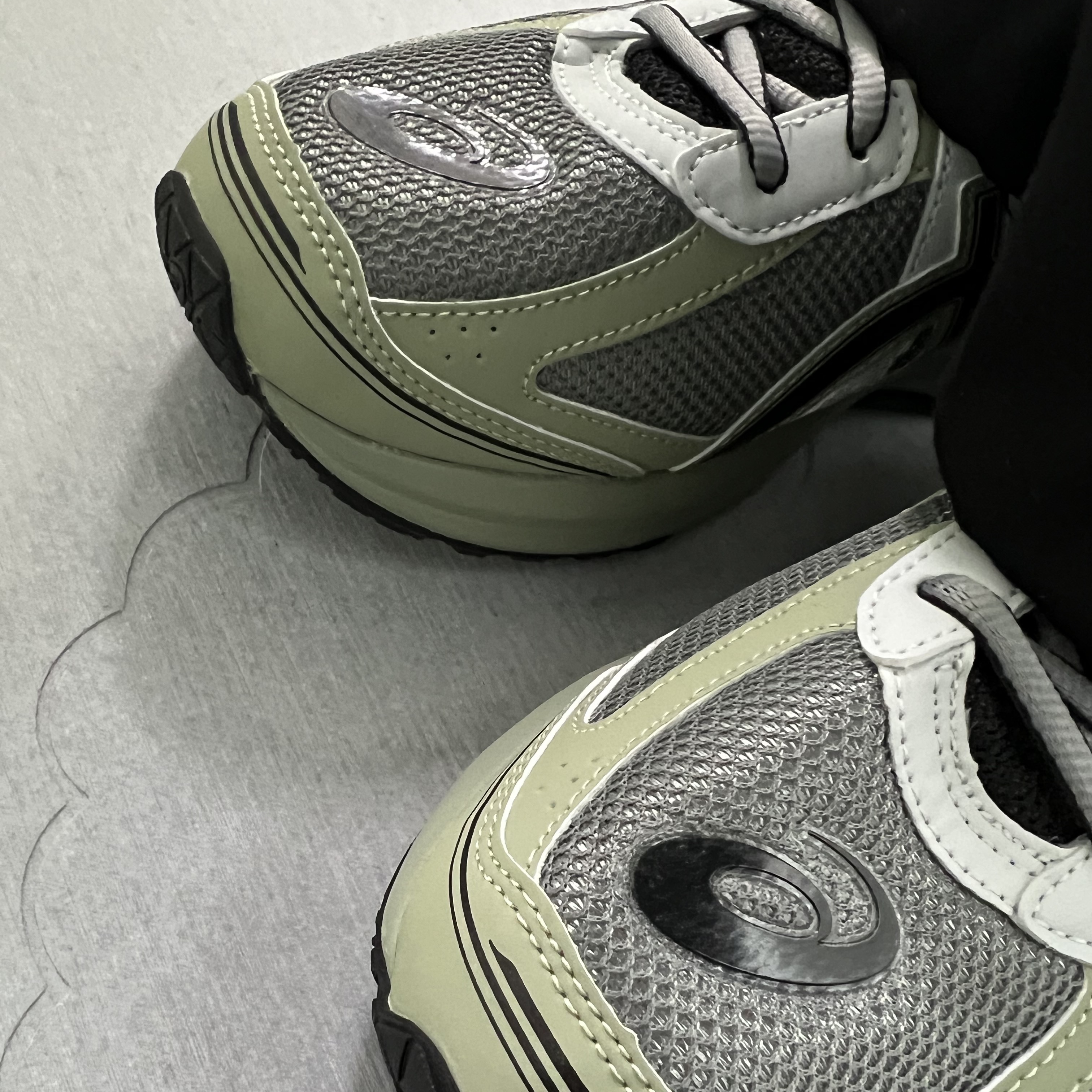 Asics Jog 100 S Sheet Rock - 2E Wide 착용 스타일 - 4