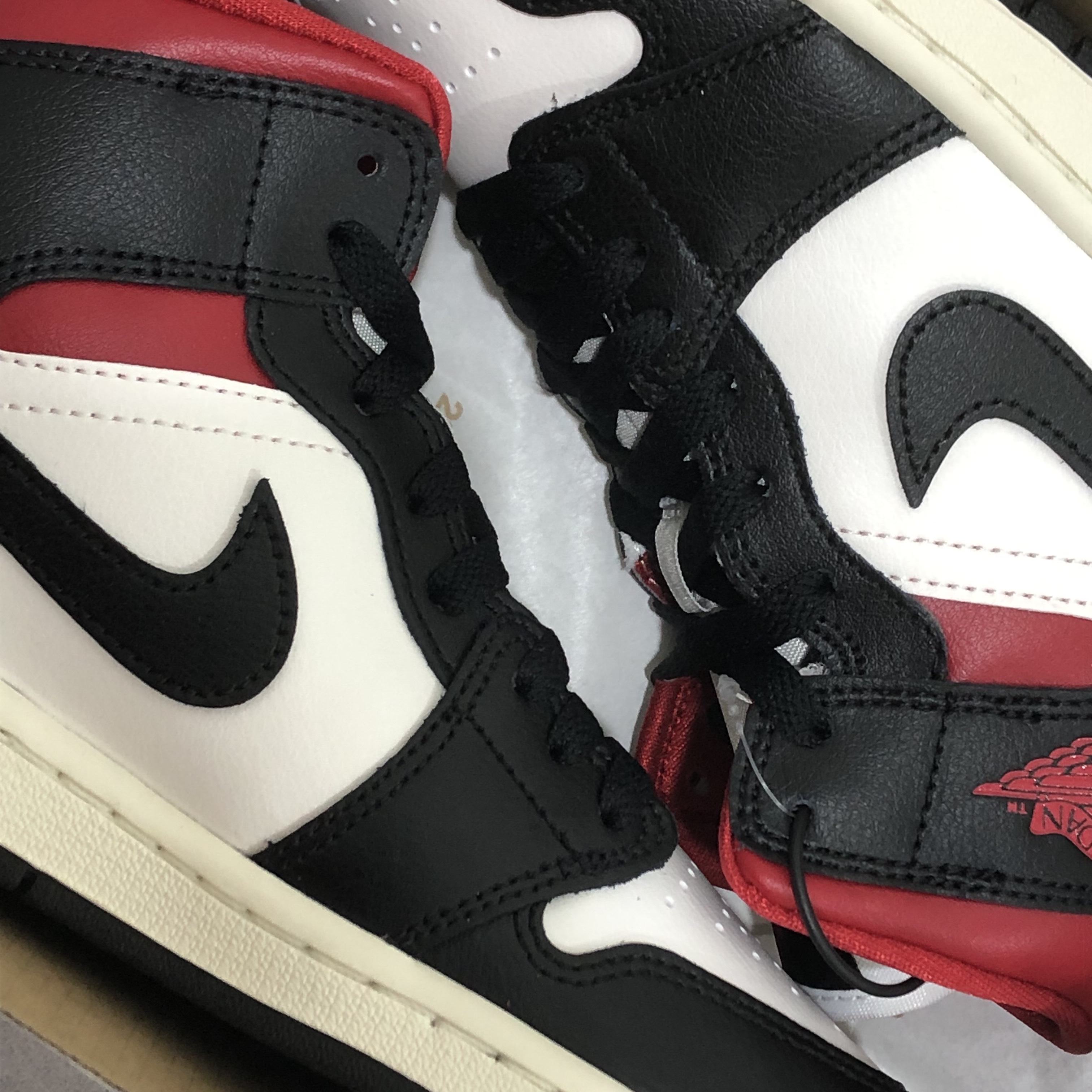 (W) Jordan 1 Mid Black Gym Red 착용 스타일 - 2