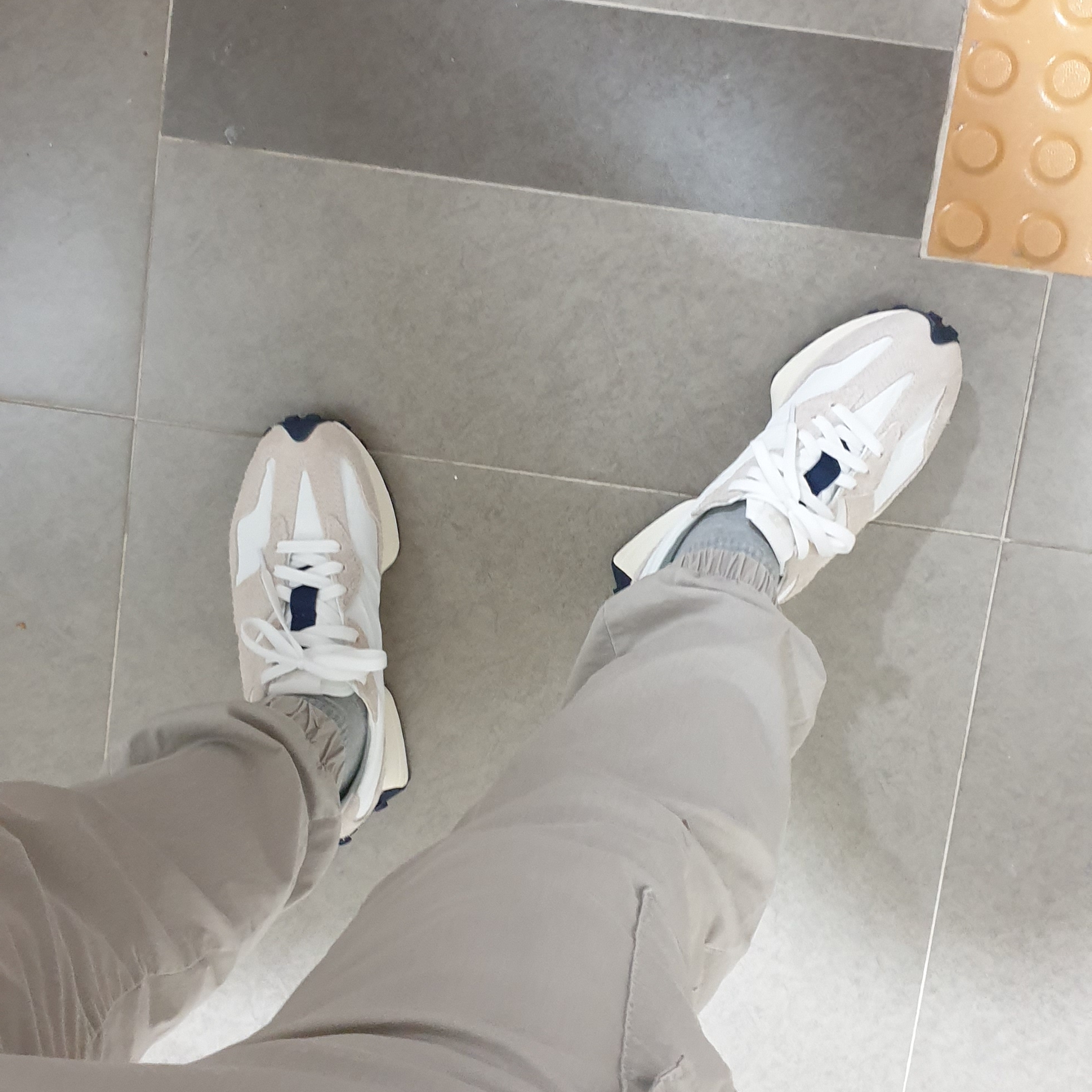 New Balance 327 Moonbeam White 착용 스타일