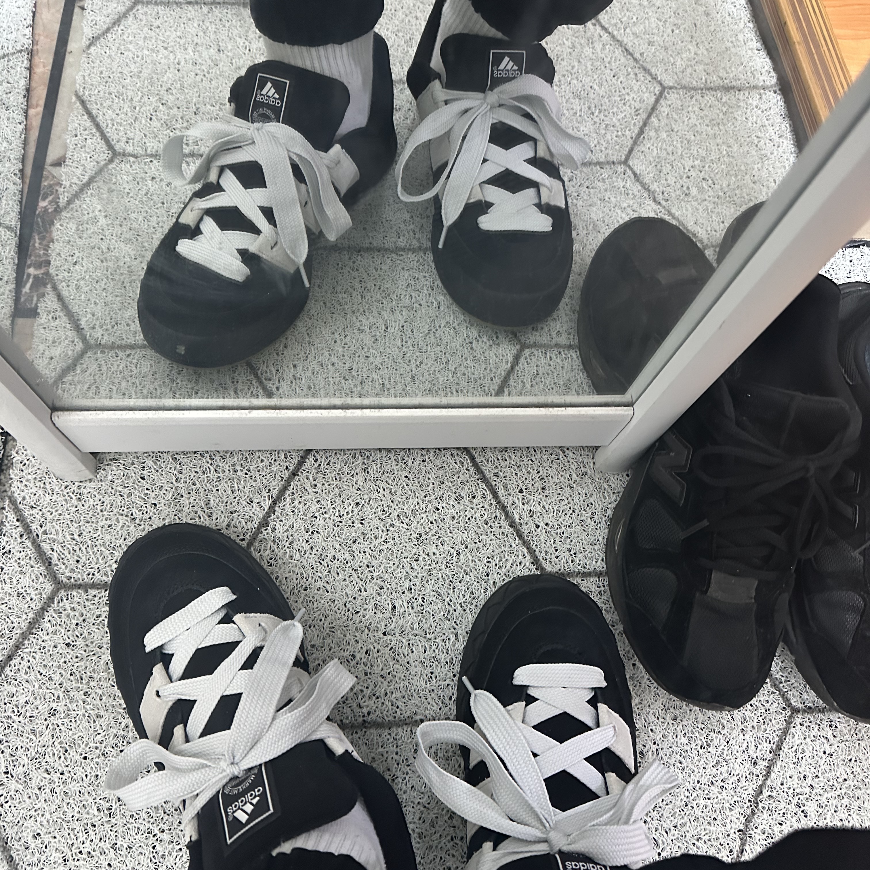 Adidas Adimatic Core Black Crystal White 착용 스타일 - 2