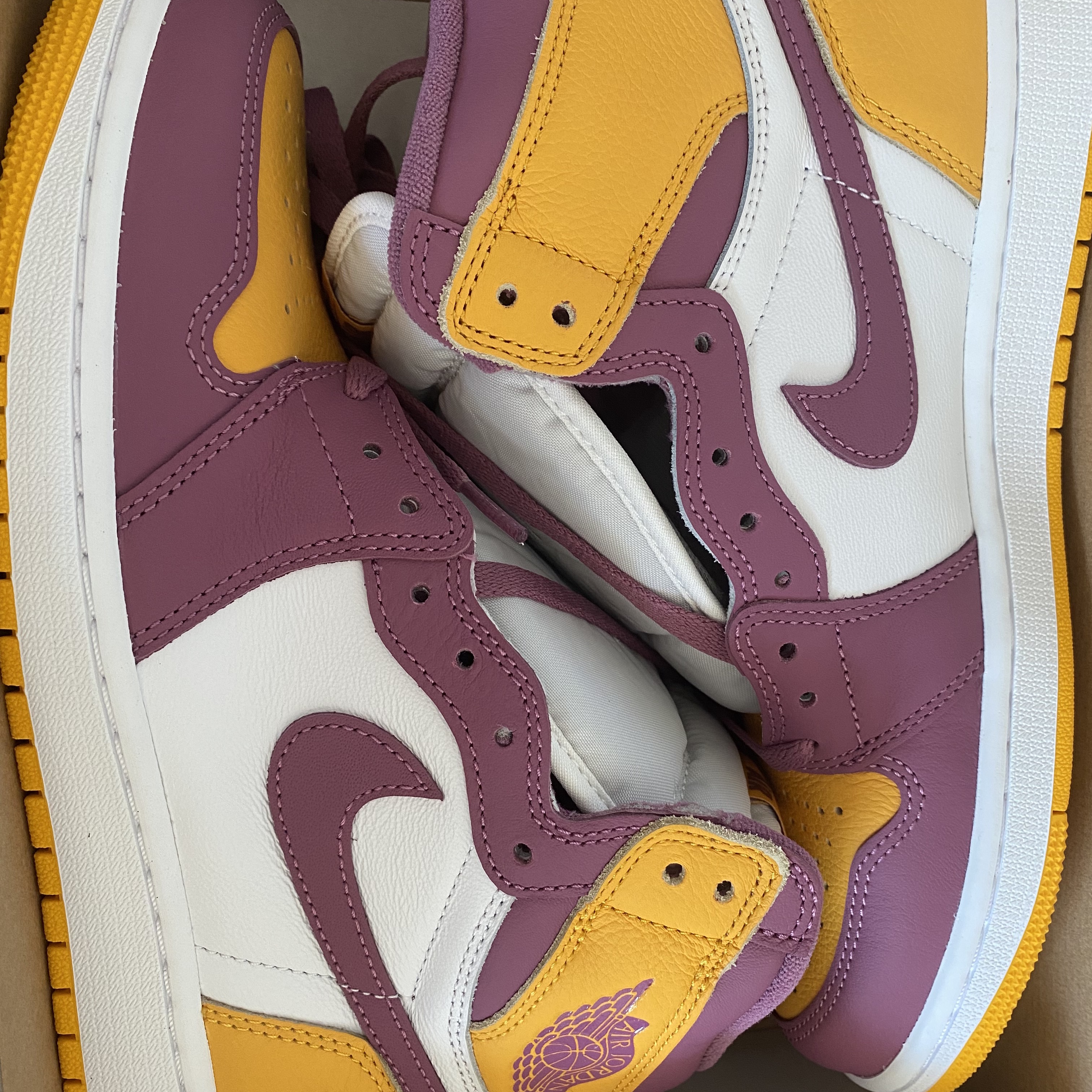 Jordan 1 Retro High OG University Gold Light Bordeaux 착용 스타일
