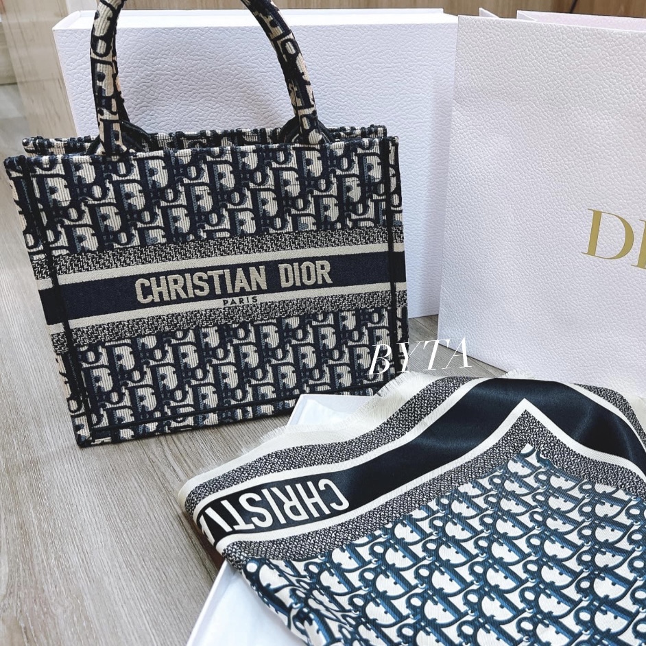 Dior Small Book Tote Blue Dior Oblique Embroidery, Dior Oblique Diortwin Square Scarf Silk Twill Navy Blue 착용 스타일