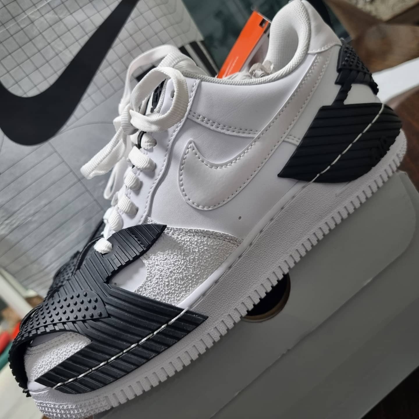 Jordan 1 Mid SE Diamond, Nike Air Force 1 '07 LV8 Hangul Day 착용 스타일 - 5