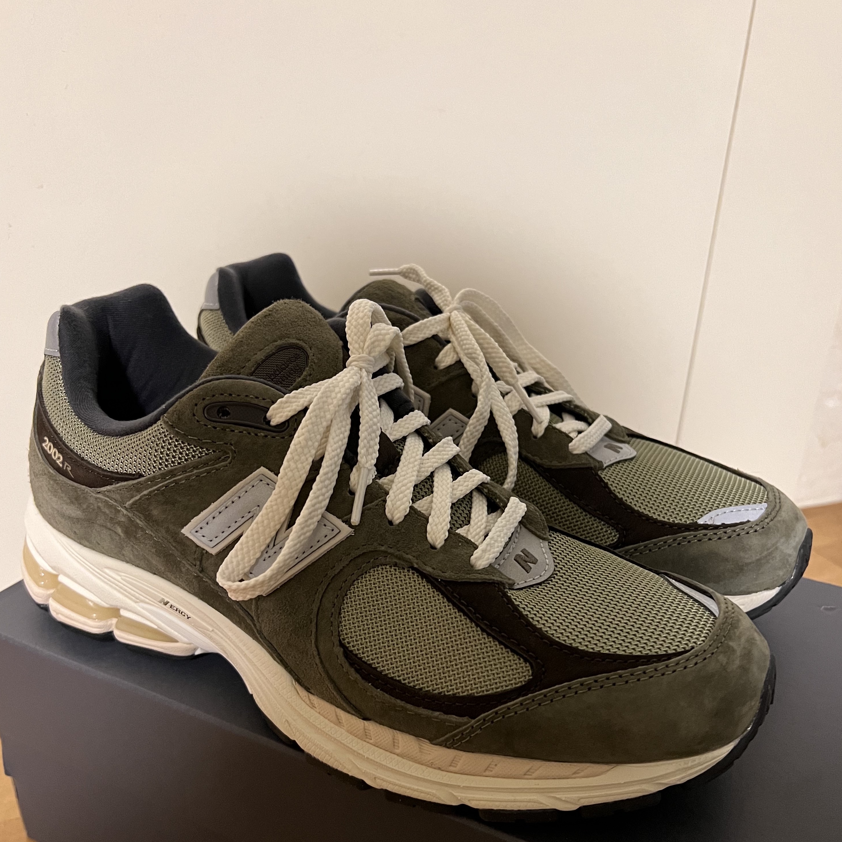 New Balance 2002R Special Vintage Khaki 착용 스타일 - 2