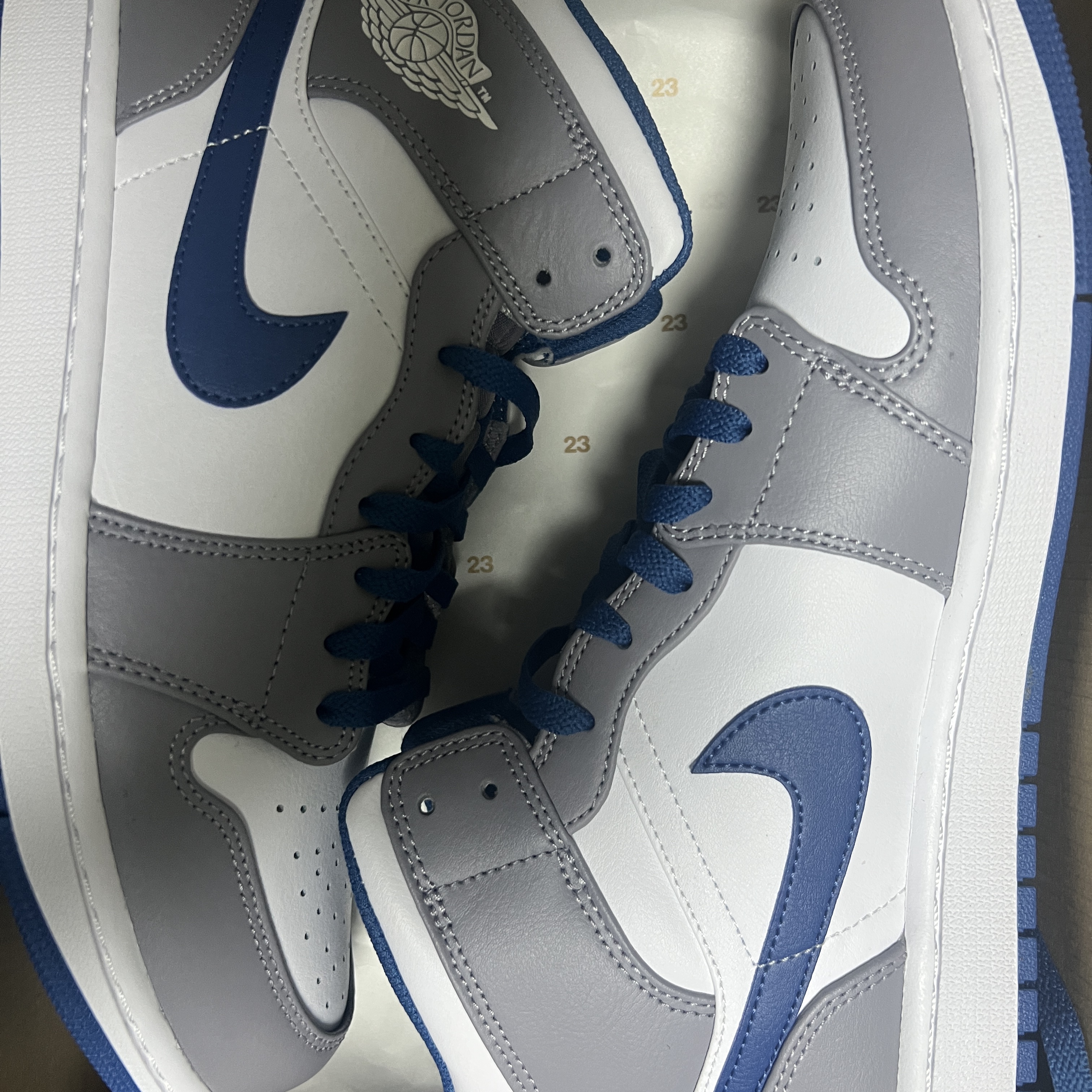 Jordan 1 Mid Cement Grey True Blue 착용 스타일
