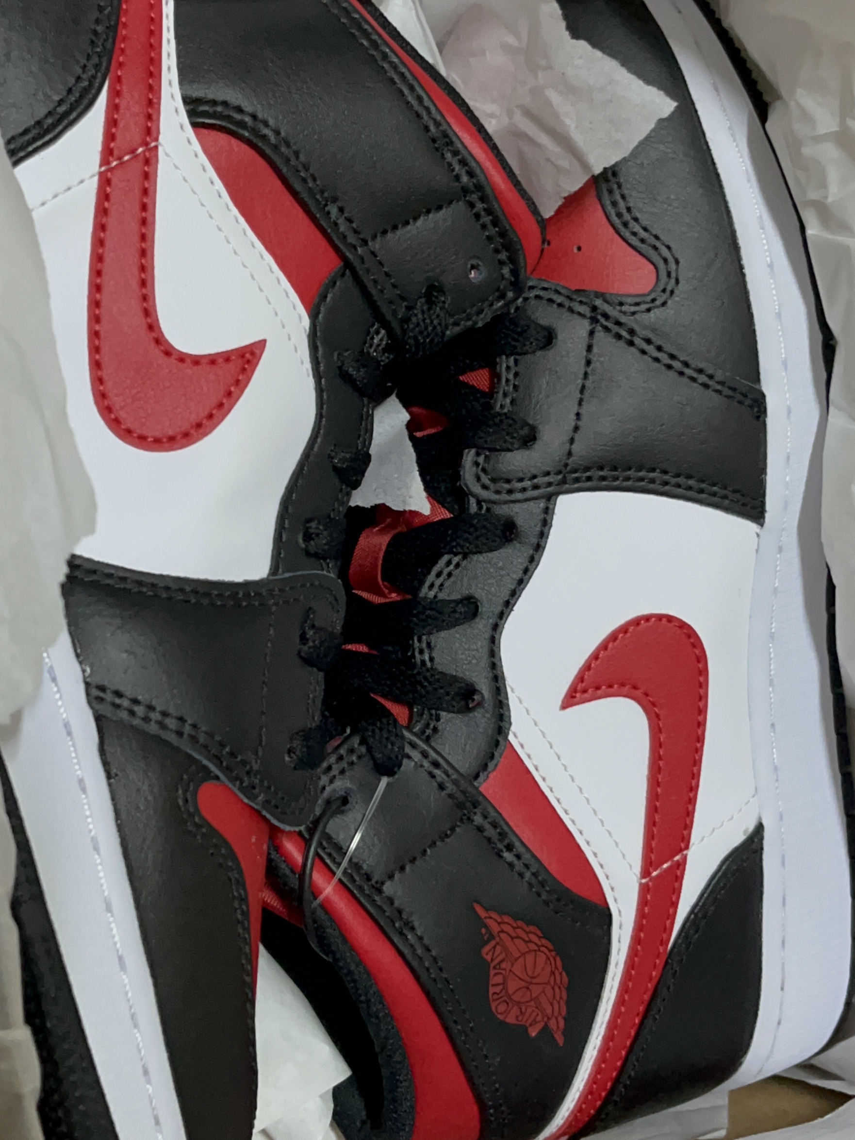 (GS) Jordan 1 Mid Black Fire Red 착용 스타일 - 2
